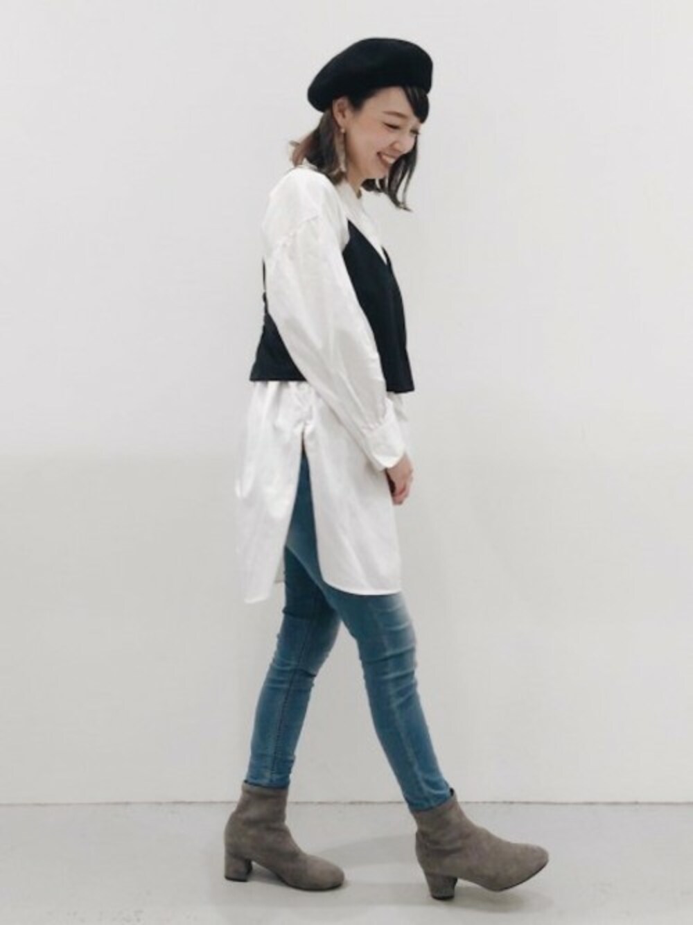 「レイヤード、ベレー帽、スキニー、ショートブーツ、ロングシャツ、ビスチェ、デニムレギンス、LAKOLE、ラコレ、深めスリット」｜「LAKOLEのバンドカラーフライフロントロングシャツ / LAKOLE（シャツ/ブラウス、ホワイト系）」を使った、LAKOLE WOMENSさん（レディース・160cm）の冬コーディネートの1枚目の写真