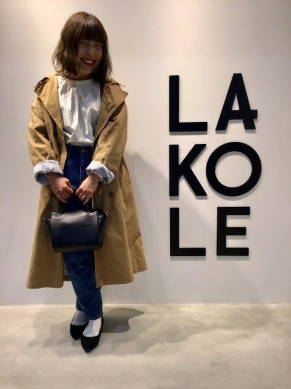 「デニム、ブラウス、トレンチコート、ミニボストン、2WAYﾊﾞｯｸﾞ、ヴィンテージ風、フラットパンプス、インスタイル」｜「LAKOLEの【抗菌防臭】スエードタッチフラットパンプス / LAKOLE（パンプス、ブラック系）」を使った、LAKOLE WOMENSさん（レディース・152cm）の冬コーディネートの1枚目の写真
