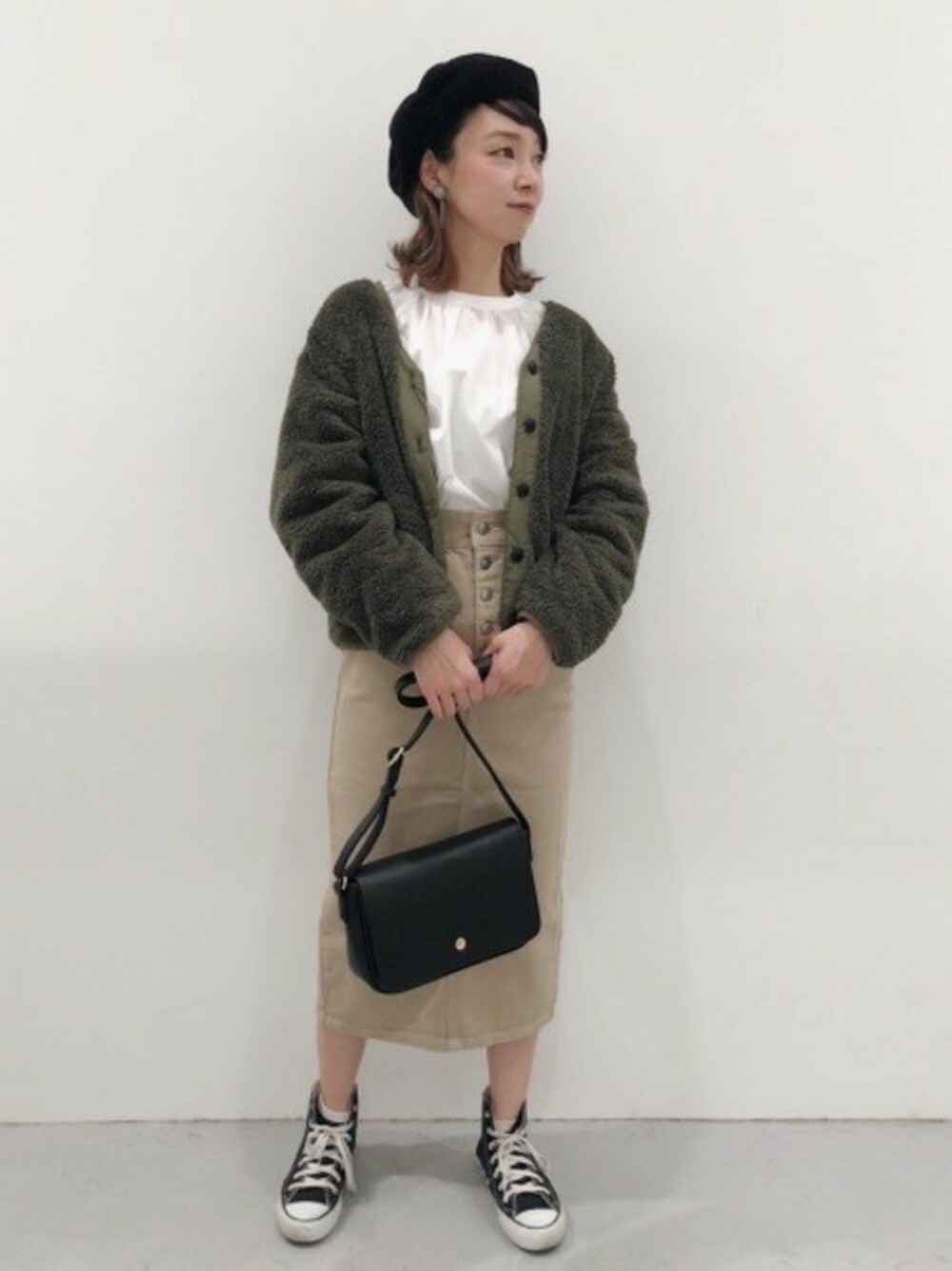 「ブラウス、デニムスカート、大人カジュアル、リバーシブル、ショルダー、２ＷＡＹ、ナロースカート、ボアブルゾン、LAKOLE、ラコレ」｜「LAKOLEの【マルチウェイ】リバーシブルボアブルゾン / LAKOLE（ブルゾン、グリーン系）」を使った、LAKOLE WOMENSさん（レディース・160cm）の冬コーディネートの1枚目の写真