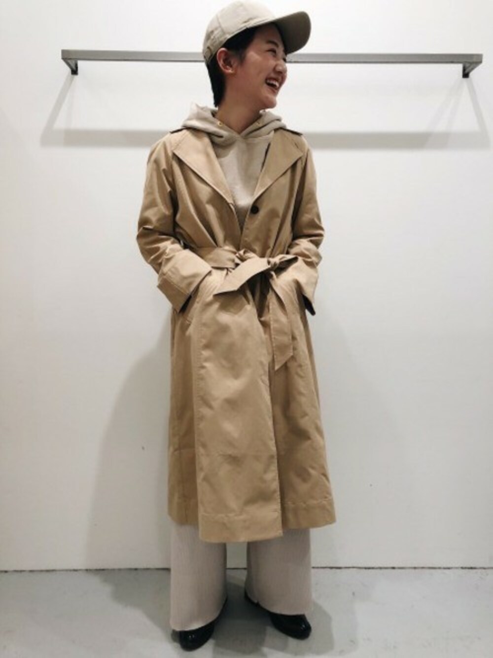 「スウェット、トレンチコート、リブパンツ、大人カジュアル、きれいめカジュアル、フーディー、トレンチ×パーカー、ニューハッタン、LAKOLE、ラコレ」｜「LAKOLEのガーメントダイフーディーパーカー / LAKOLE（パーカー、ベージュ系）」を使った、LAKOLE WOMENSさん（レディース・160cm）の春コーディネートの1枚目の写真