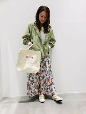 「ロゴトート」｜「アイテム（マウンテンパーカー）」を使った、LAKOLE WOMENSさん（レディース・160cm）の春コーディネート