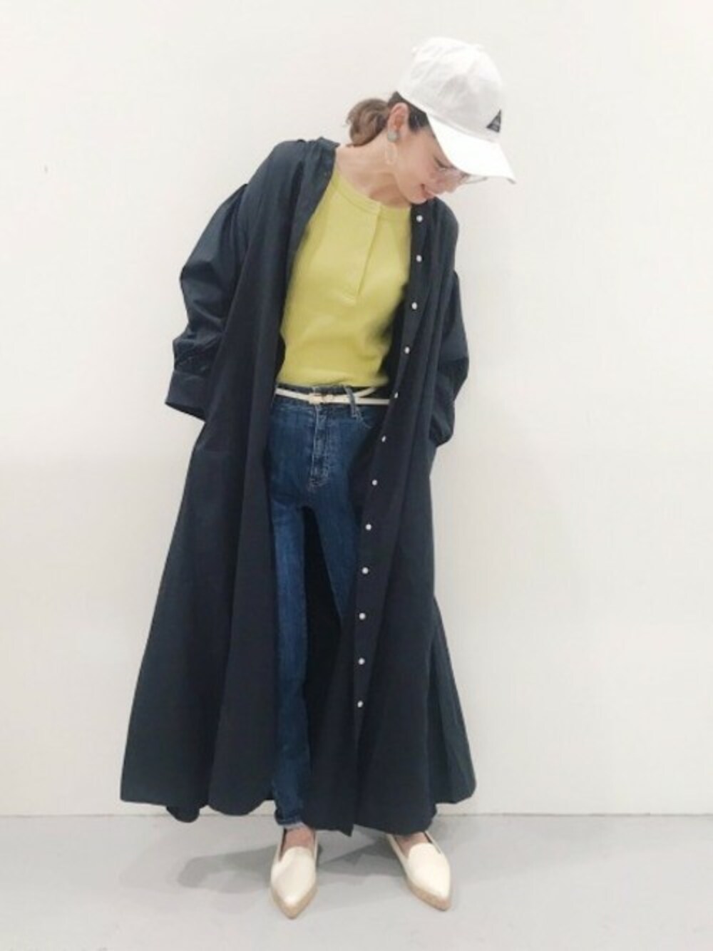 「スリッポン、シャツワンピ、スキニーデニム、ロングワンピース、細ベルト、ロングシャツワンピ、ハイライズ、リブトップス、LAKOLE、ラコレ」｜「LAKOLEのSPRテントラインBIGワンピース / LAKOLE（シャツワンピース、ブラック系）」を使った、LAKOLE WOMENSさん（レディース・160cm）の春コーディネートの1枚目の写真