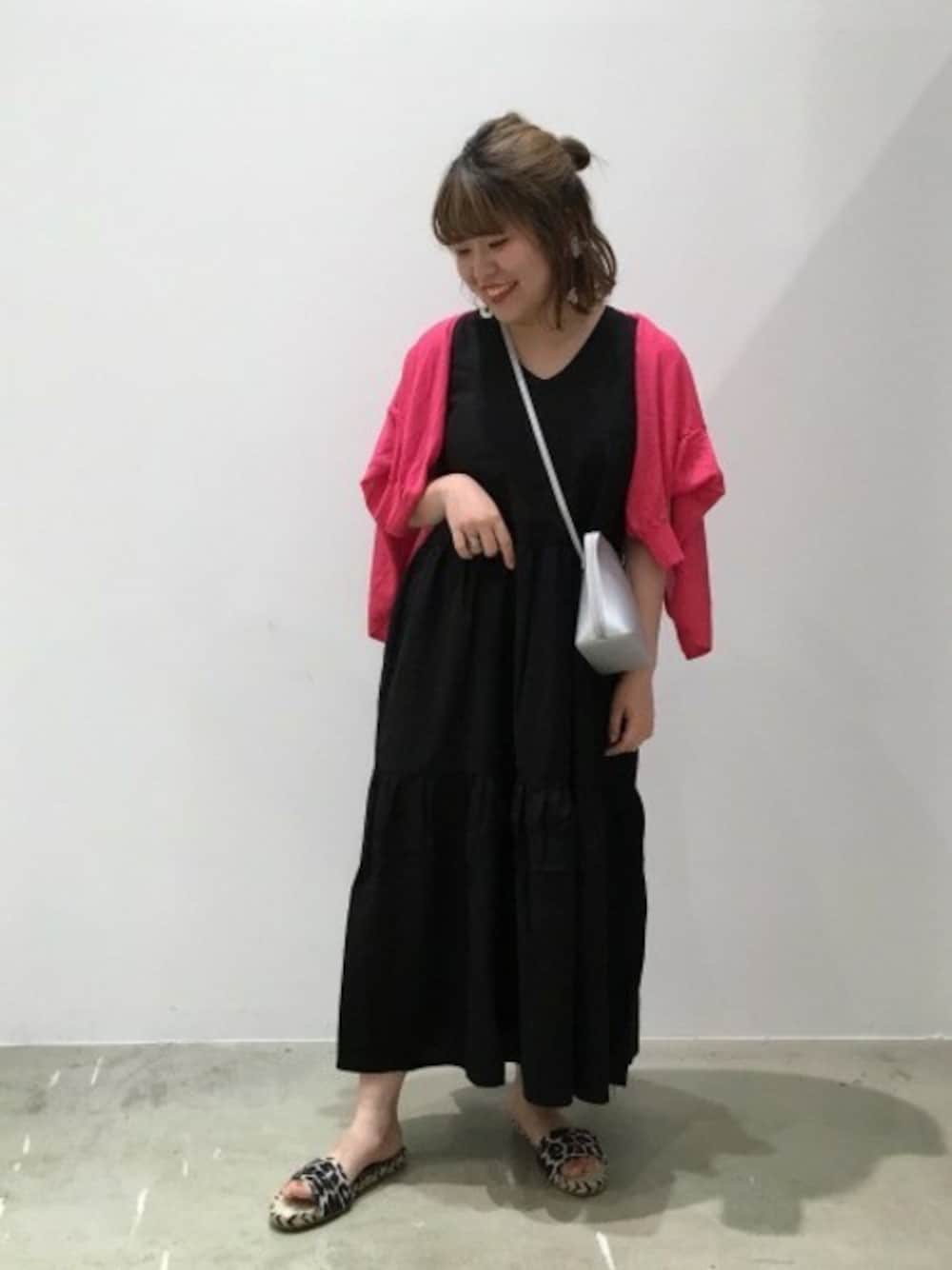 「カーディガン、ワンピース、カジュアル、ショルダーバッグ、フラットシューズ、ラフ、ロングワンピース、ミニバッグ、LAKOLE、ラコレ」｜「LAKOLEのジュートフラットサンダル / LAKOLE（サンダル、その他）」を使った、LAKOLE WOMENSさん（レディース・153cm）の春コーディネートの1枚目の写真