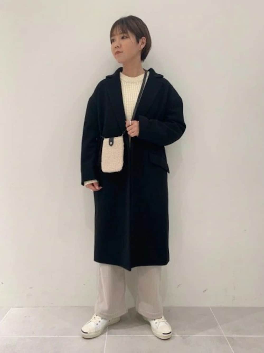 「コート、ニット、ショルダーバッグ、ボア、冬コーデ、モノトーン、大人カジュアル、パンツスタイル、LAKOLE、ラコレ」｜「LAKOLEのニットメルトンワンボタンコート / LAKOLE（チェスターコート、ブラック系）」を使った、LAKOLE WOMENSさん（レディース・161cm）の春コーディネートの1枚目の写真