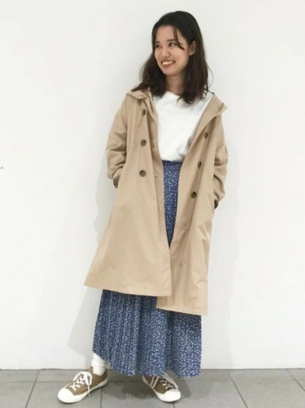 「スニーカー、トレンチコート、ロンT、大人カジュアル、スニーカーコーデ、ロングスカート、プリーツスカート、スカートスタイル、LAKOLE、ラコレ」｜「LAKOLEのUSAコットンBIGロングTシャツ / LAKOLE（Tシャツ/カットソー、ホワイト系）」を使った、LAKOLE WOMENSさん（レディース・165cm）の春コーディネートの1枚目の写真