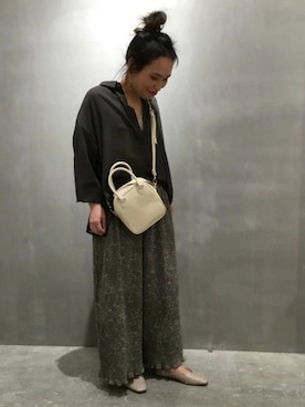 「LAKOLE（ラコレ）のフラワープリントプリーツパンツ / LAKOLE（その他パンツ、グリーン系）」を使った、LAKOLE WOMENSさん（レディース）の春コーディネート