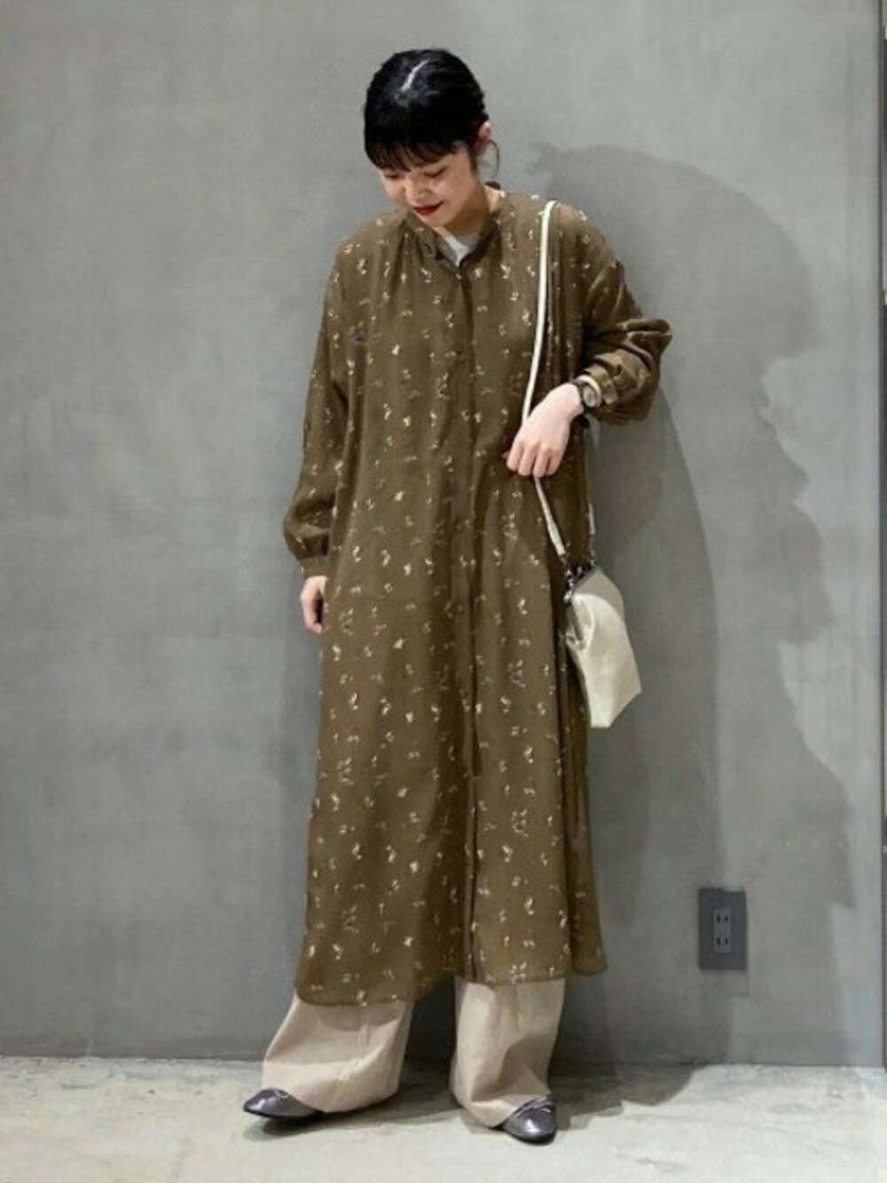 「ワンピース、ショルダーバッグ、花柄、大人カジュアル、バレエシューズ、パンツスタイル、春コーデ、シアー、LAKOLE、ラコレ」｜「LAKOLEのフローラルバックギャザーワンピース / LAKOLE（ワンピース、ベージュ系）」を使った、LAKOLE WOMENSさん（レディース・157cm）の春コーディネートの1枚目の写真