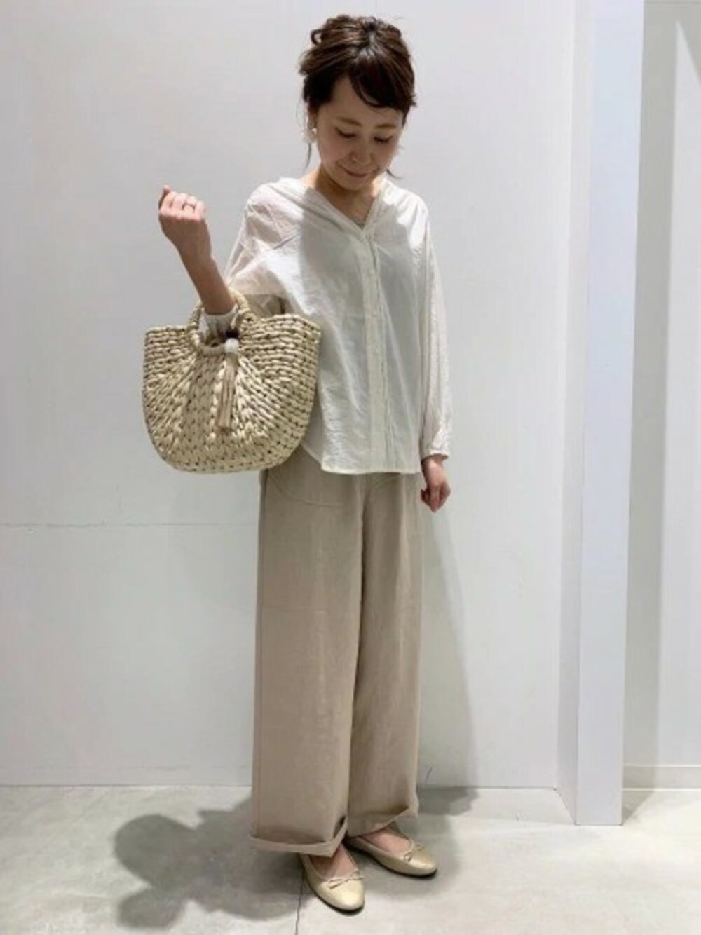 「ブラウス、ワントーンコーデ、バレエシューズ、タンクトップ、パンツスタイル、リラックススタイル、かごバッグ、LAKOLE、ラコレ、おうちファッション」｜「LAKOLEのツータックストレートパンツ / LAKOLE（その他パンツ、ベージュ系）」を使った、LAKOLE WOMENSさん（レディース・157cm）の春コーディネートの1枚目の写真