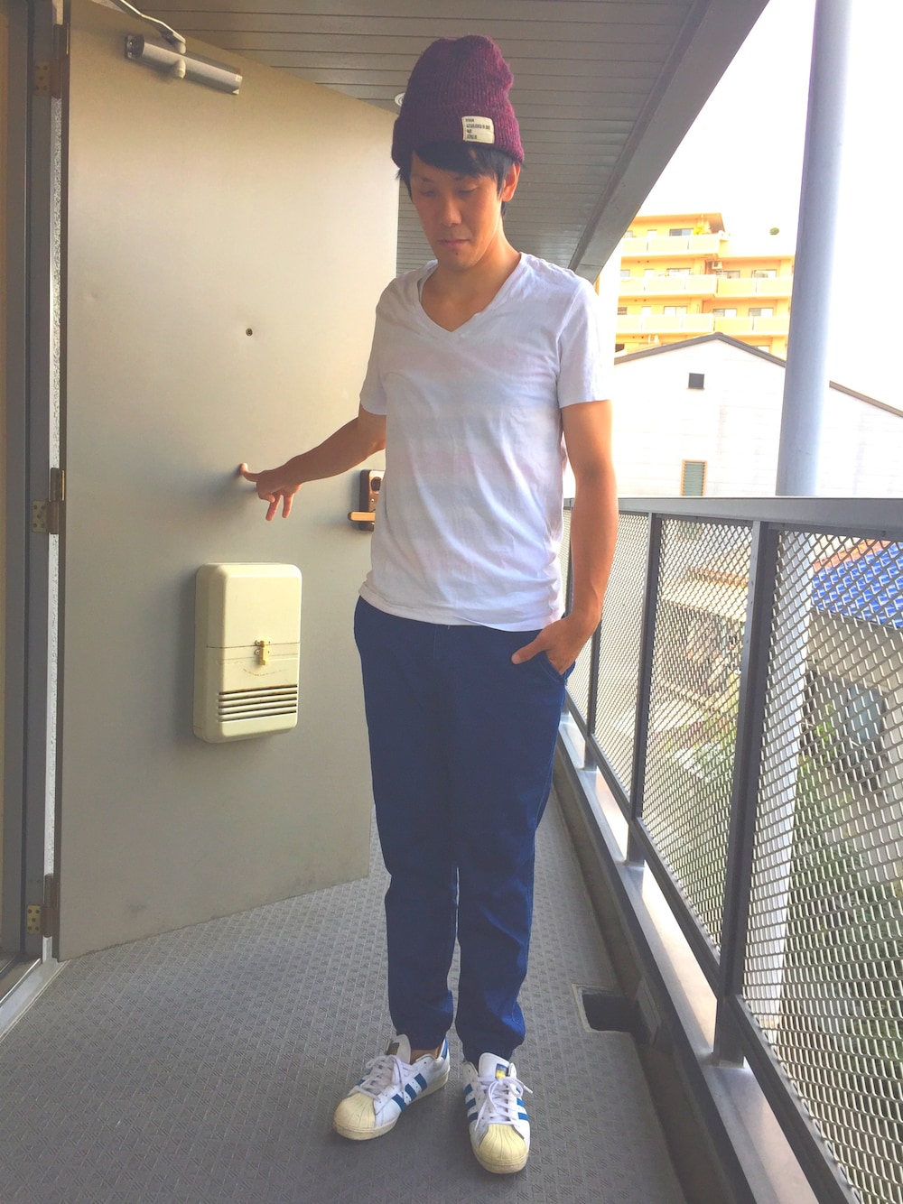 「シンプルコーデ、夏、カジュアル、おしゃれさんと繋がりたい、オトナカジュアル、白Tシャツ、パパコーデ、ジョガーパンツ、休日スタイル、休日コーデ」｜「CIAOPANIC TYPYのリブニットワッチ（ニットキャップ/ビーニー、レッド系）」を使った、hiro7さん（メンズ・176cm）の夏コーディネートの1枚目の写真