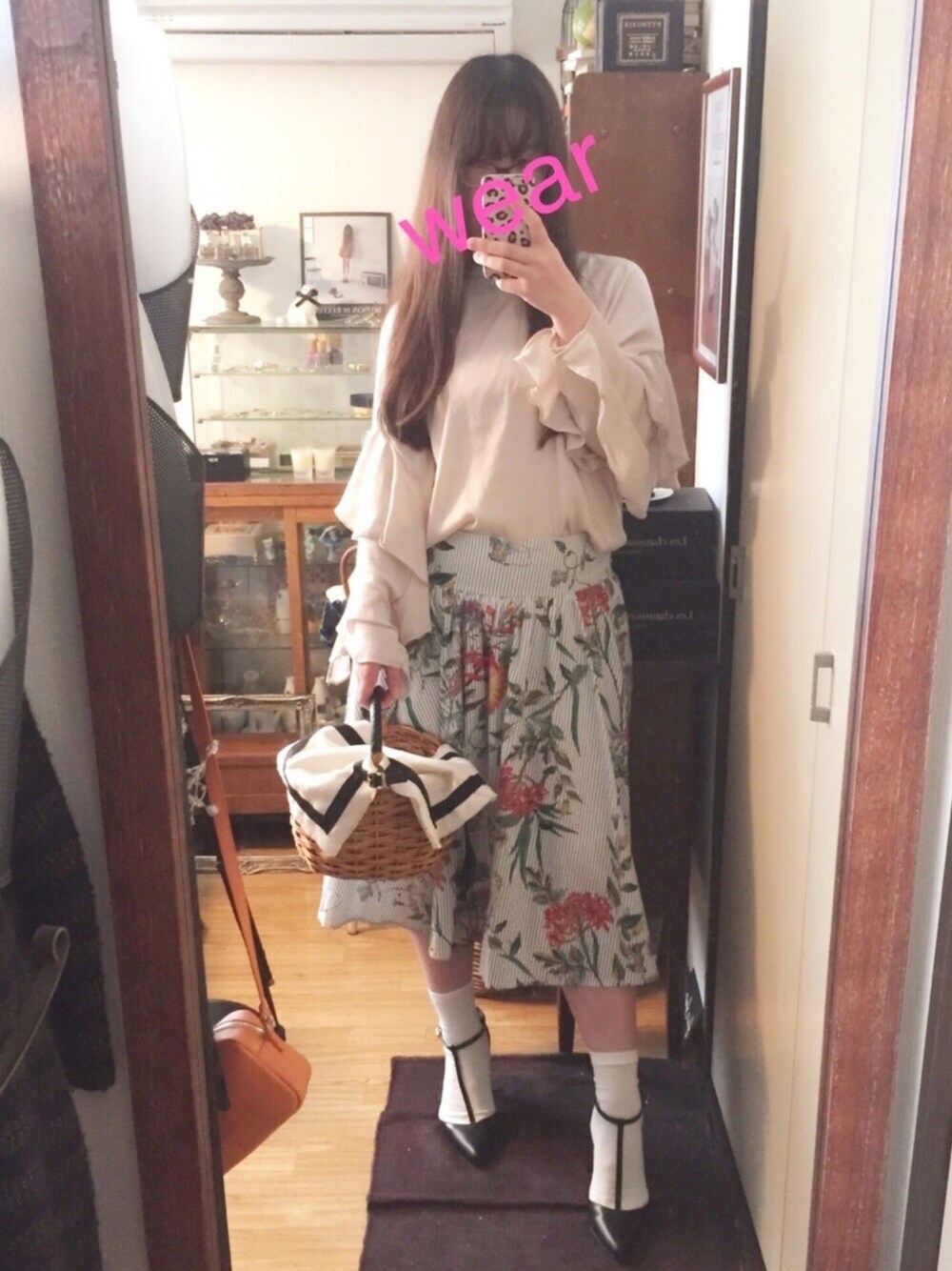 「ピンクフェス3、ピンクベージュ、花柄スカート、Tストラップパンプス、靴下乙女履き、ベレー帽推奨委員会、ガーリー集団、ガーリーコーデ」｜「H&Mのアイテム（シャツ/ブラウス、ピンク系）」を使った、matuko813さん（レディース・164cm）の春コーディネートの1枚目の写真