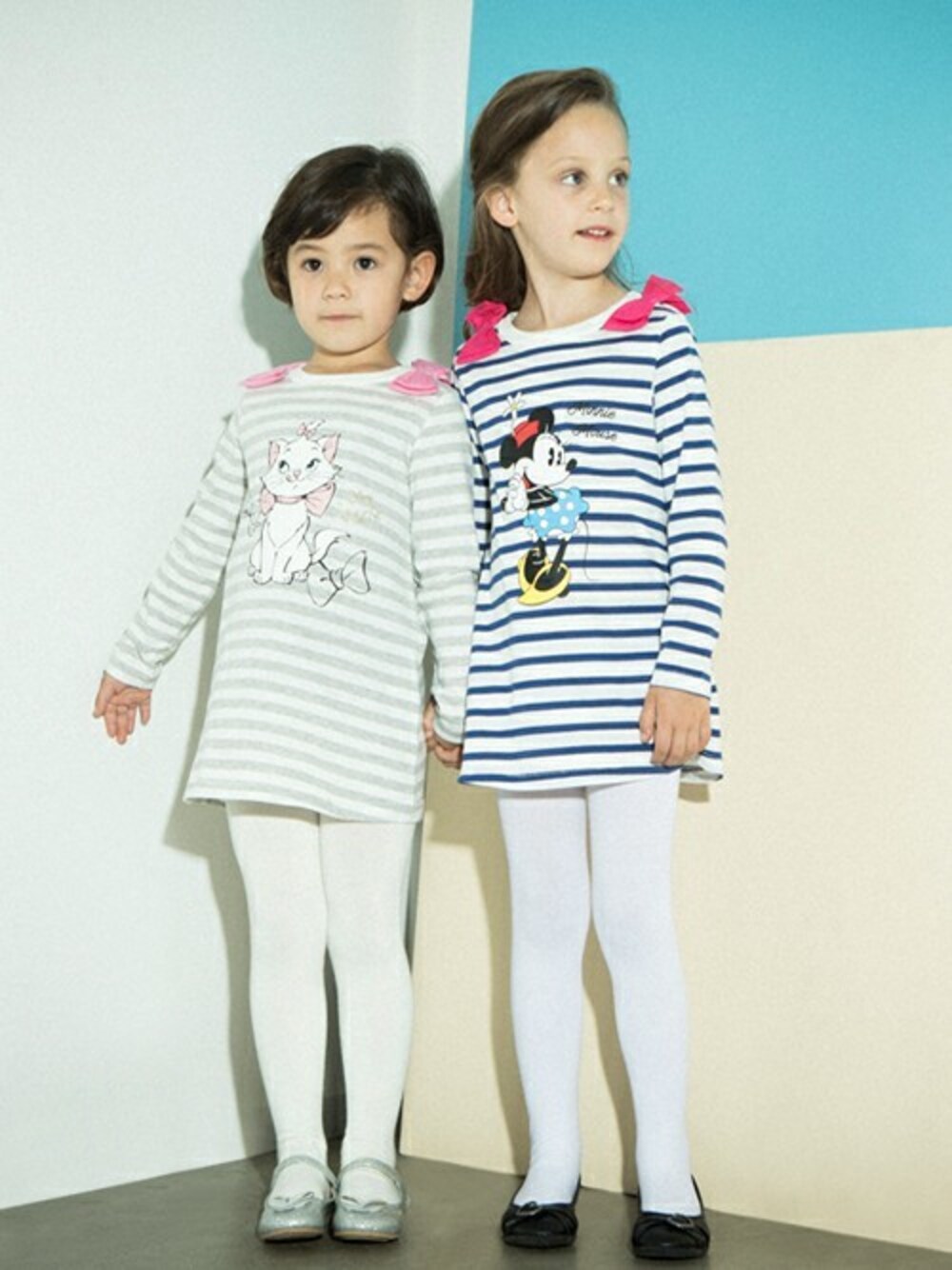 グレー系のワンピースを着用したキッズの冬コーディネートの1枚目の写真