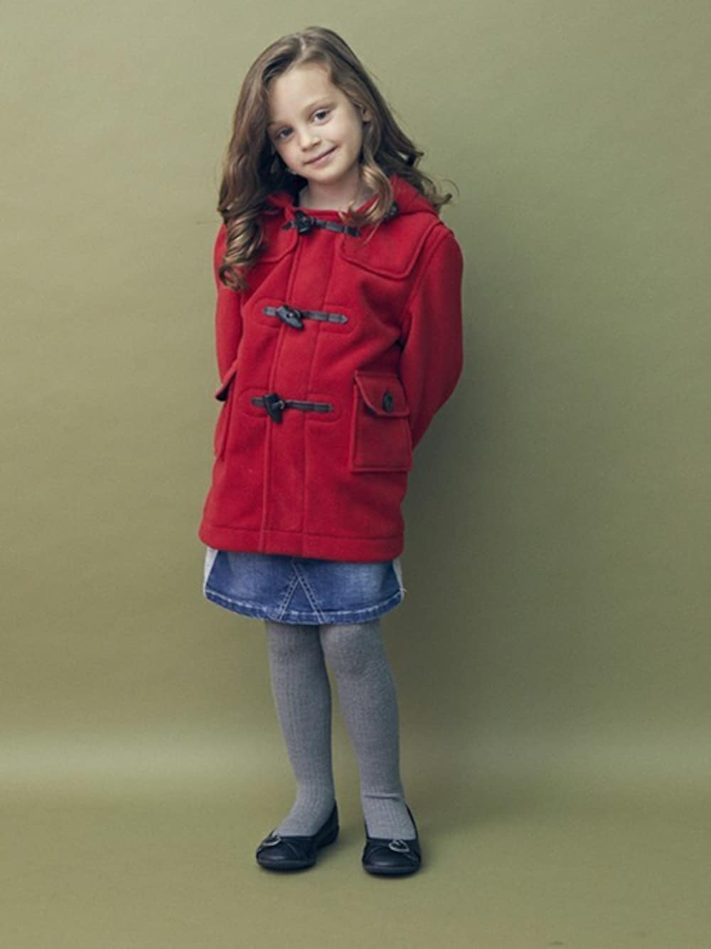 レッド系のダッフルコートを着用したキッズの冬コーディネートの1枚目の写真