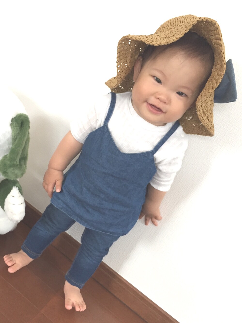 ホワイト系のTシャツ/カットソー、ブルー系のキャミソール、ブルー系のパンツを着用したキッズの夏コーディネートの1枚目の写真