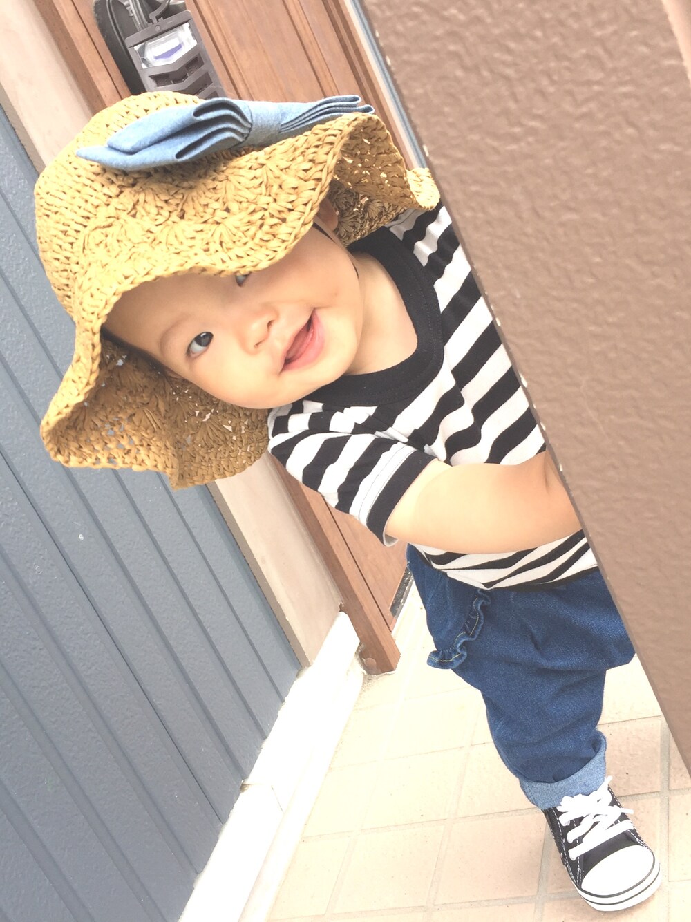 ホワイト系のTシャツ/カットソー、ブルー系のパンツ、ブラック系のスニーカーを着用したキッズの夏コーディネートの1枚目の写真