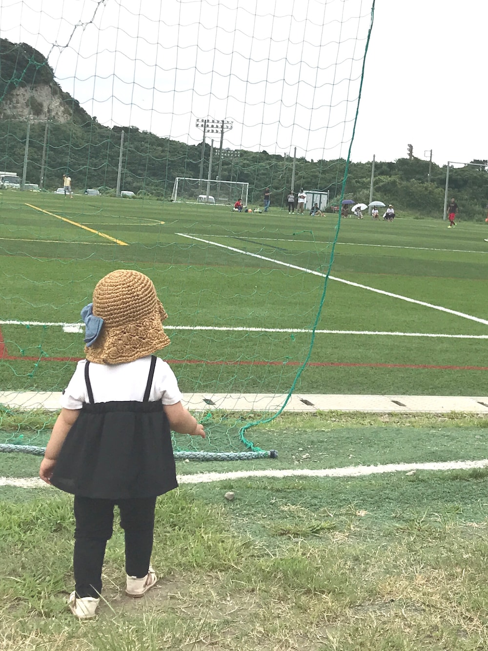 ゴールド系のサンダル、ブラック系のパンツ、ブラック系のTシャツ/カットソーを着用したキッズの夏コーディネートの1枚目の写真