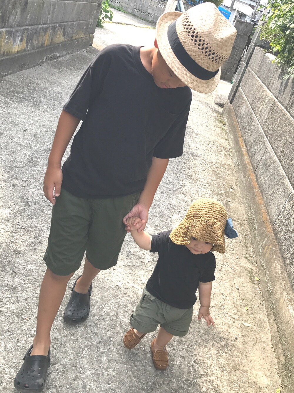 ブラック系のTシャツ/カットソー、グリーン系のその他パンツ、ブラック系のサンダルを着用したキッズの夏コーディネートの1枚目の写真