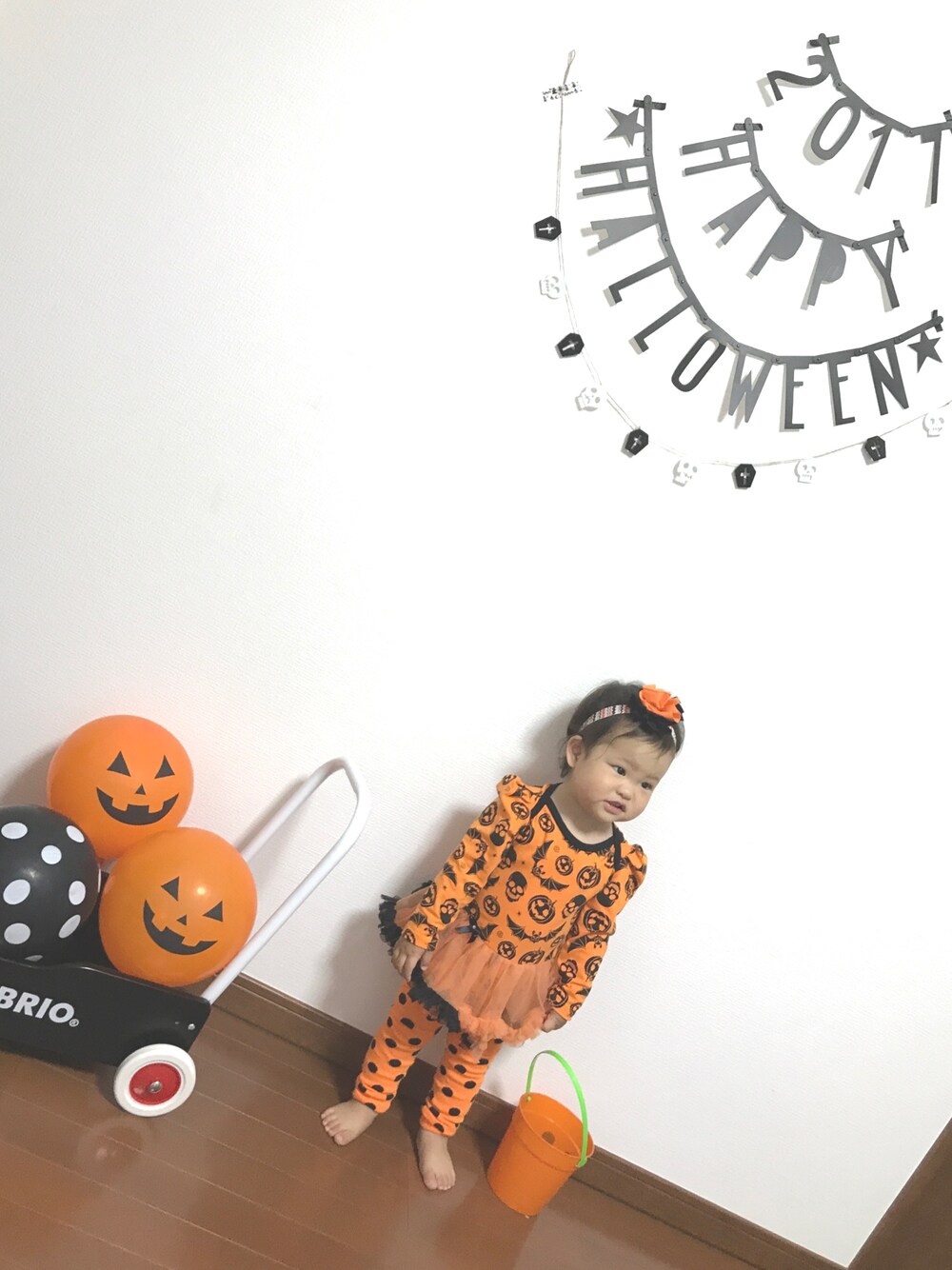 オレンジ系のその他、ブラック系のその他を着用したキッズの秋コーディネートの1枚目の写真