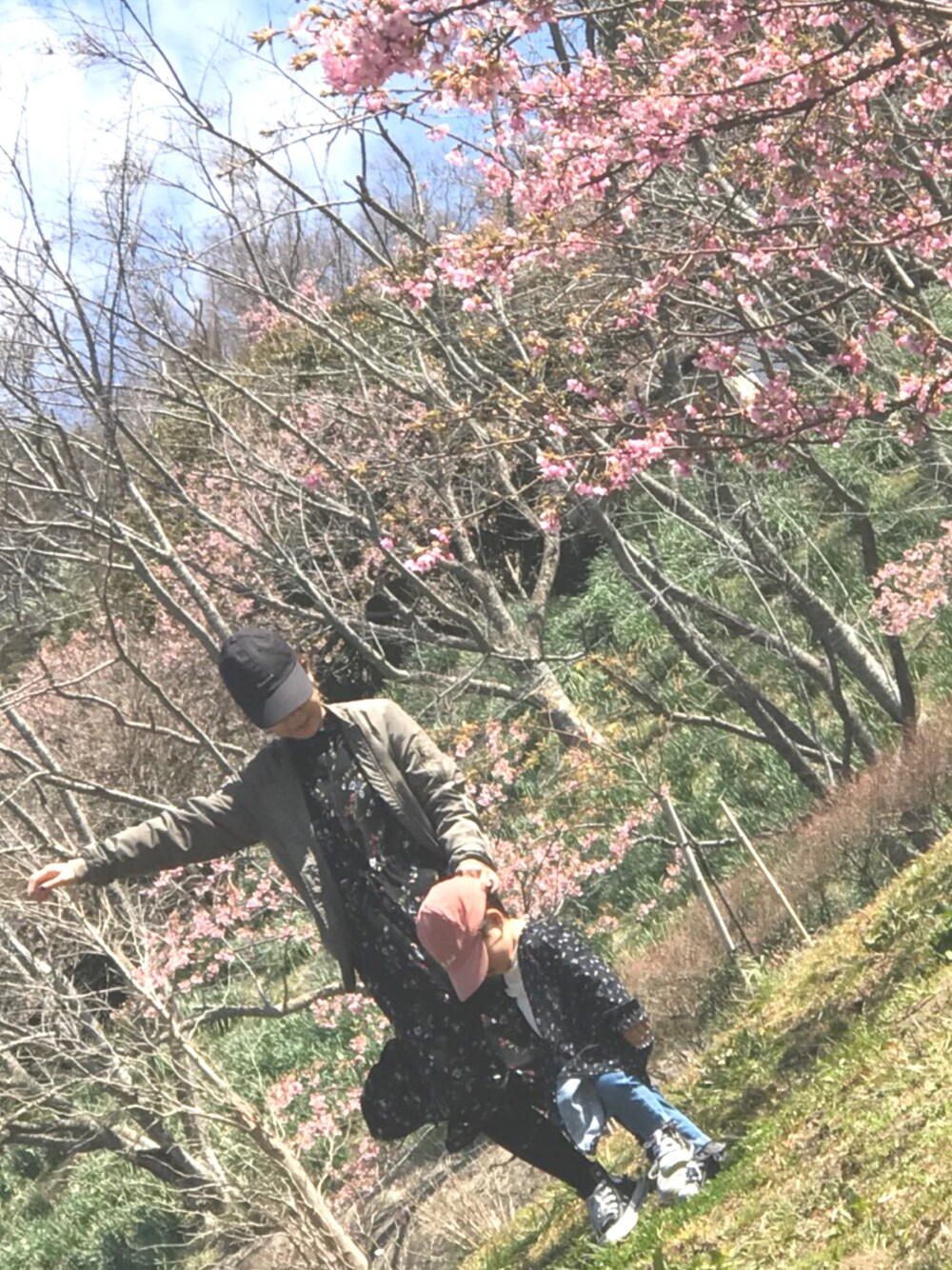 「お花見、花柄ワンピース、花柄カーディガン、キャップ、親子コーデ、リンクコーデ、オールスター、1歳10ヶ月、キッズファッション」｜「Honeysのアイテム（キャップ、ブラック系）」を使った、nachuu☺︎☺︎さん（キッズ・80cm）の春コーディネートの1枚目の写真