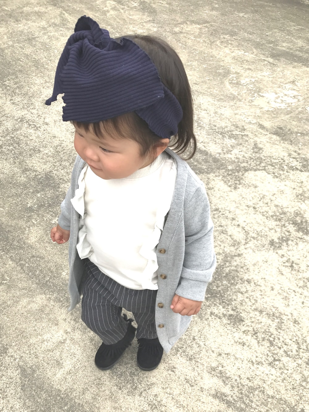 「プチプラ、ロングカーディガン、フリルトップス、ストライプパンツ、モカシンシューズ、キッズコーデ、ターバンリボン、1歳11ヶ月、シンプルコーデ、1歳」｜「Birthdayのアイテム（その他アウター、グレー系）」を使った、nachuu☺︎☺︎さん（キッズ・80cm）の春コーディネートの1枚目の写真