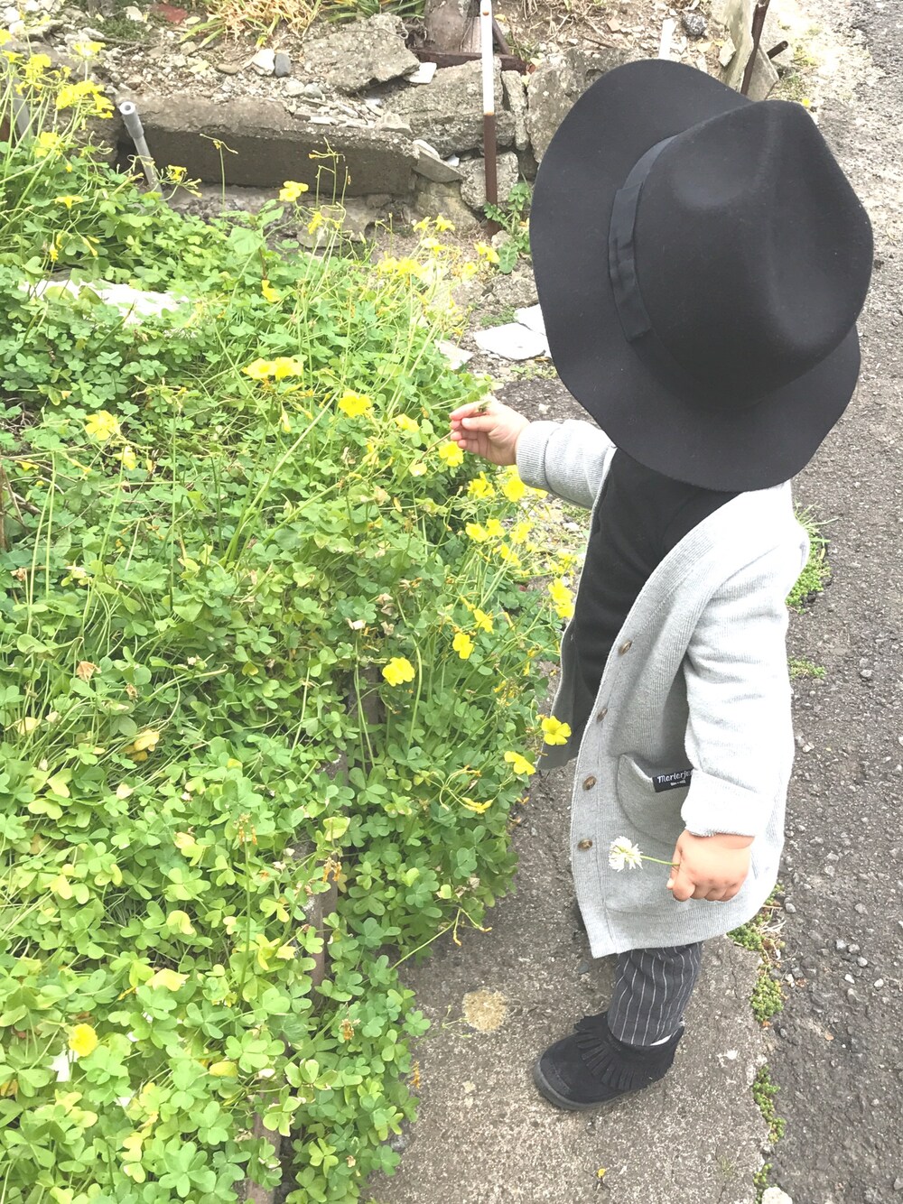 ブラック系のTシャツ/カットソー、グレー系のその他パンツ、グレー系のその他アウターを着用したキッズの春コーディネートの1枚目の写真