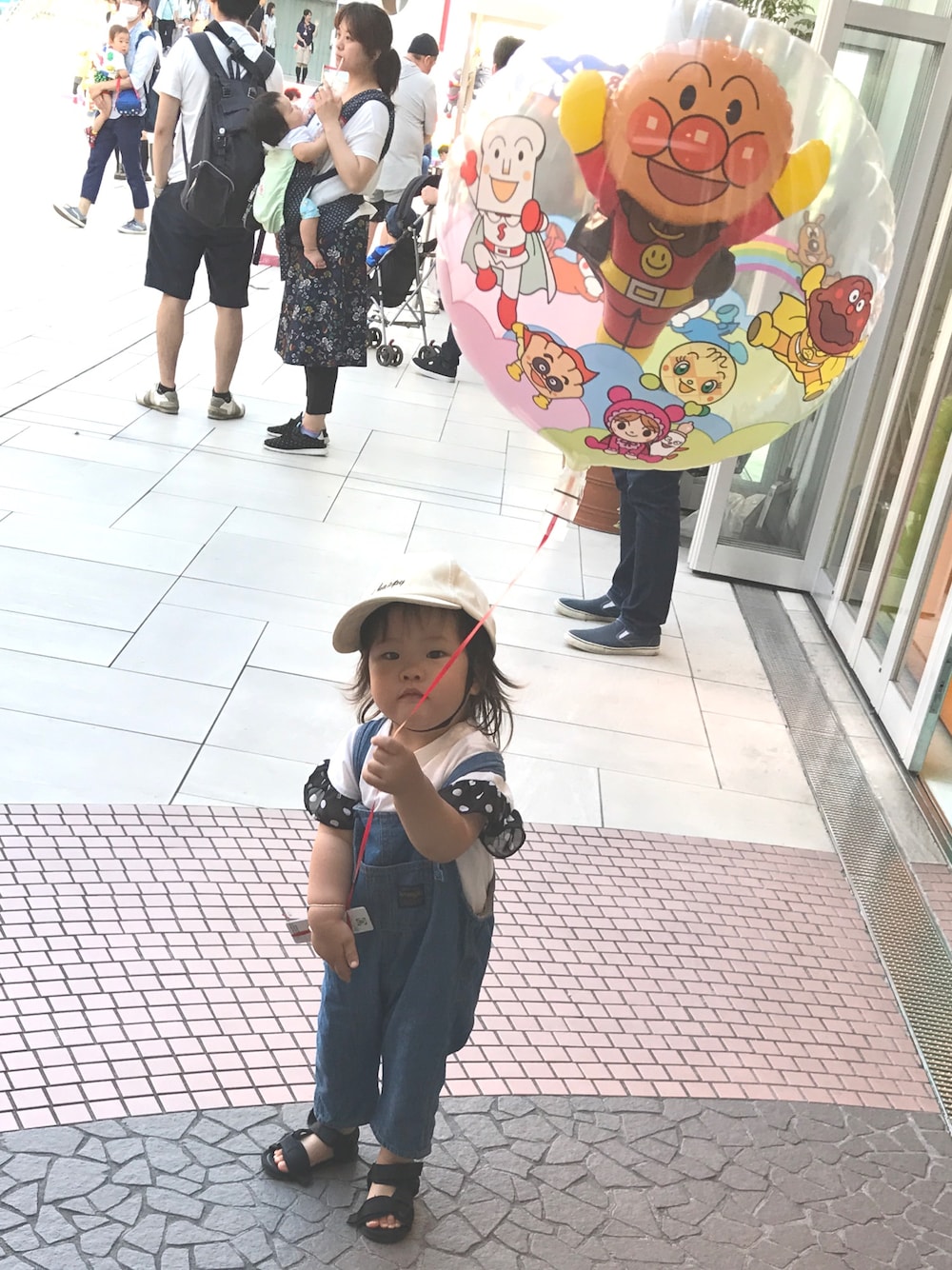 ホワイト系のTシャツ/カットソー、ブルー系のサロペット/オーバーオール、ブラック系のサンダルを着用したキッズの夏コーディネートの1枚目の写真