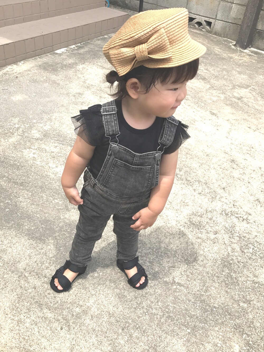 「夏コーデ、女の子コーデ、サロペット、ケミカルデニム、スポーツサンダル、フリルトップス、ムギワラハット、2歳3ヶ月、キッズファッション」｜「H&Mのアイテム（サロペット/オーバーオール、ブラック系）」を使った、nachuu☺︎☺︎さん（キッズ・80cm）の夏コーディネートの1枚目の写真