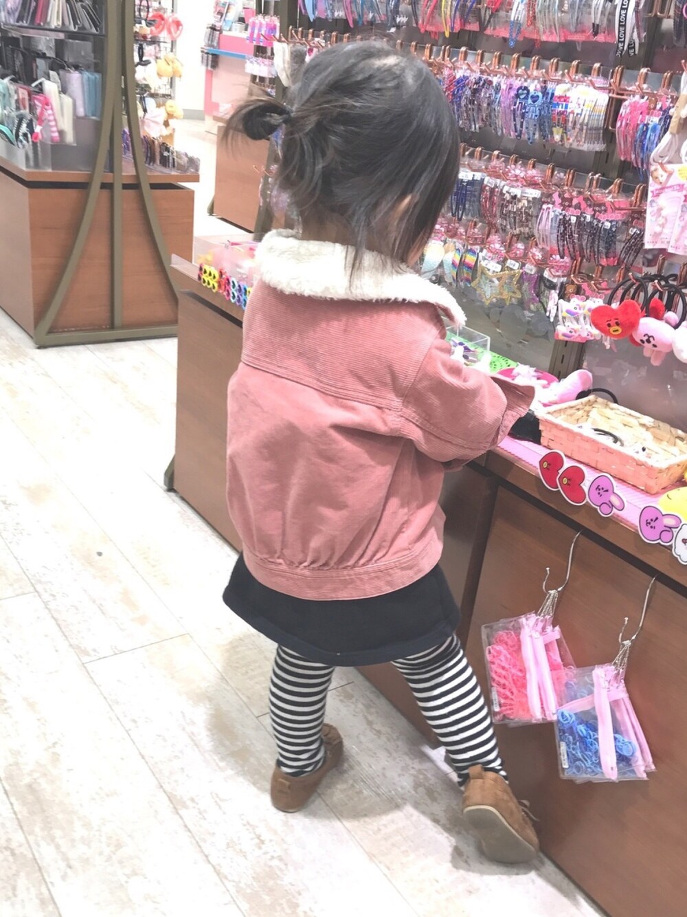 「キッズコーデ、冬コーデ、ワンピース、コーデュロイジャケット、Branshes、モカシンシューズ、ボーダータイツ、女の子コーデ、2歳」｜「Birthdayのアイテム（モカシン/デッキシューズ、ブラウン系）」を使った、nachuu☺︎☺︎さん（キッズ・90cm）の冬コーディネートの1枚目の写真