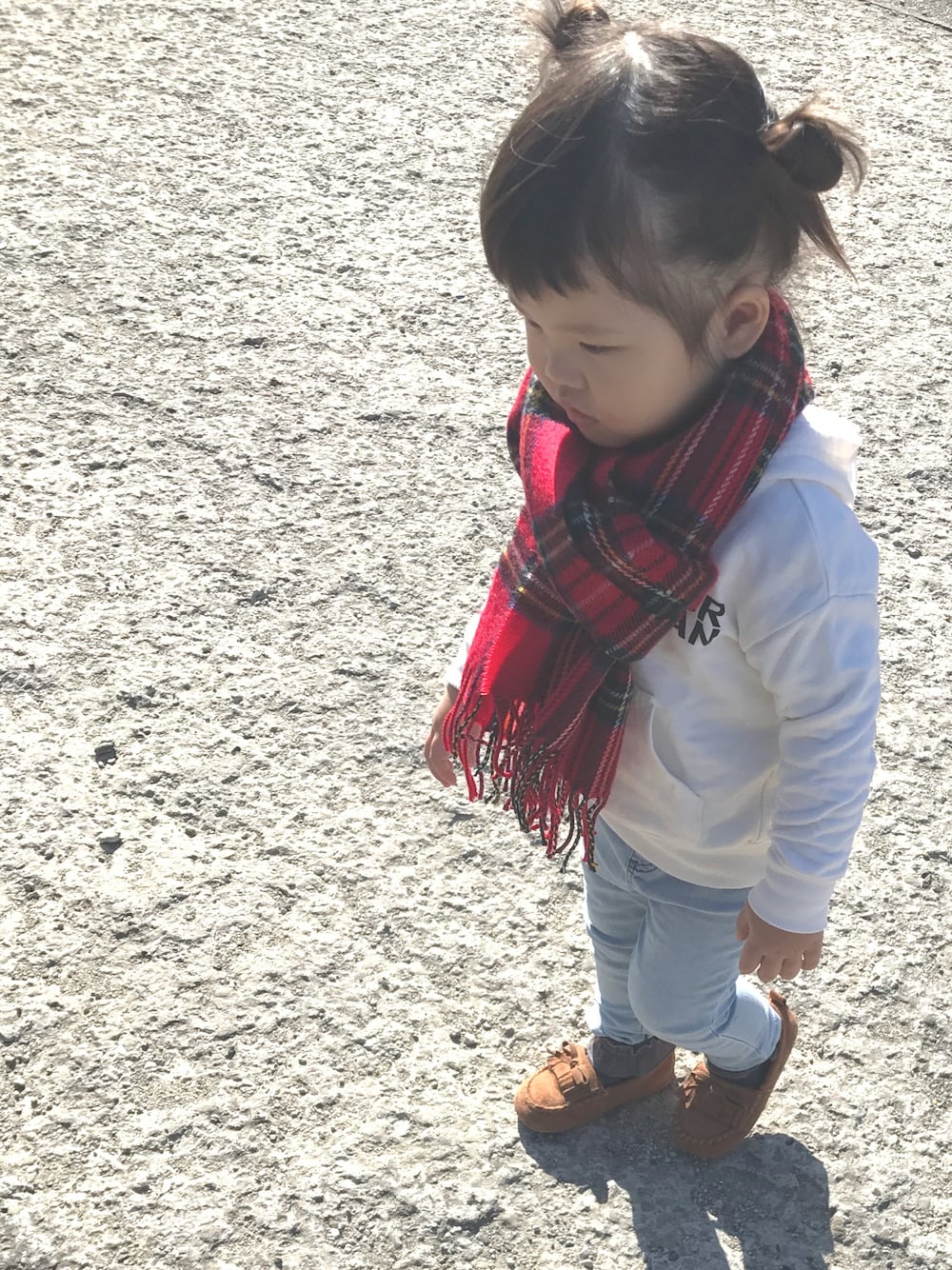 「モカシンシューズ、デニムパンツ、パーカー、ホワイトパーカー、チェックマフラー、ツインお団子、キッズファッション、2歳、女の子コーデ、Branshes」｜「Birthdayのアイテム（モカシン/デッキシューズ、ブラウン系）」を使った、nachuu☺︎☺︎さん（キッズ・90cm）の冬コーディネートの1枚目の写真