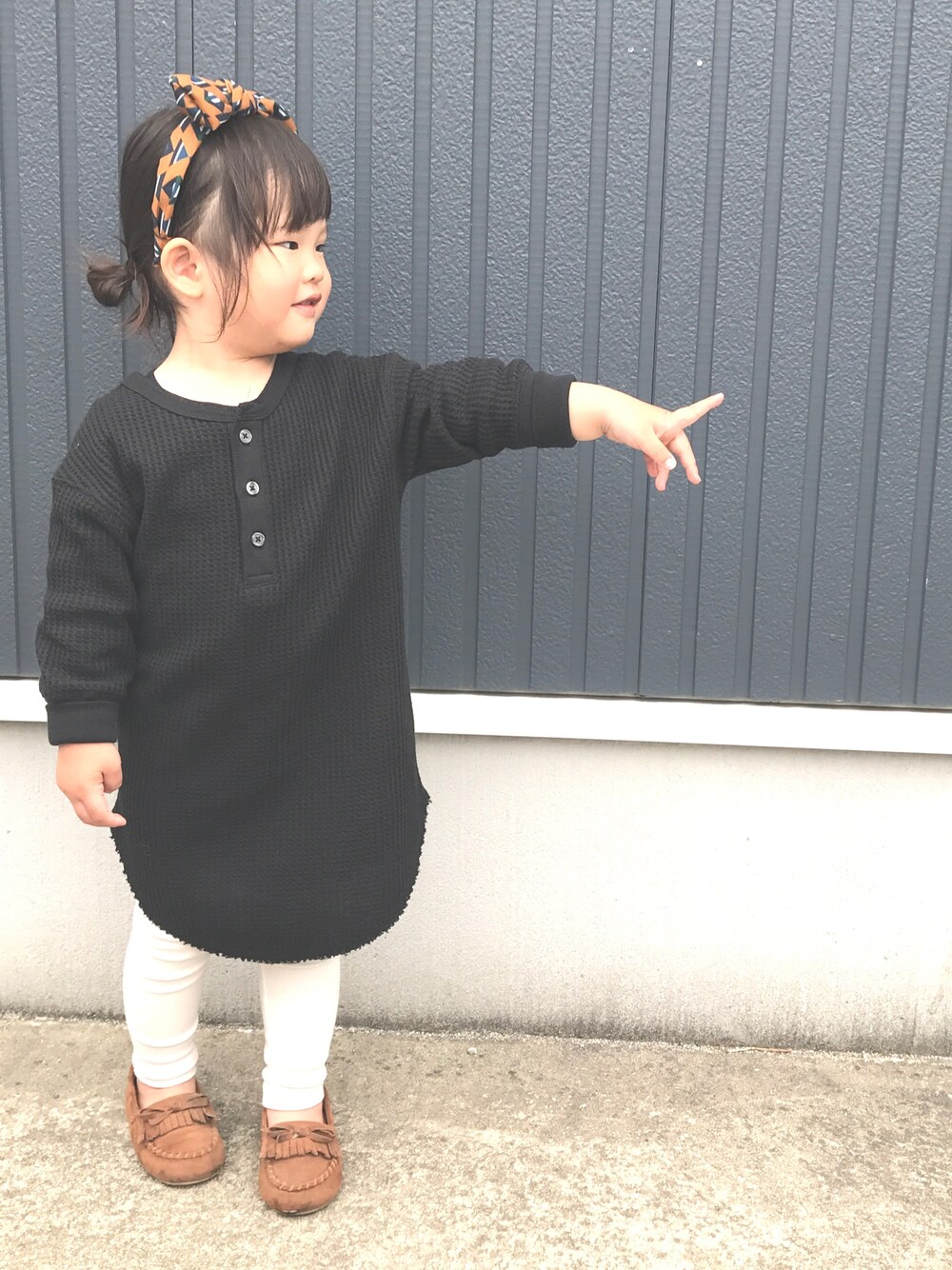「ワッフルワンピース、ブラックワンピース、リブレギンス、モカシンシューズ、ヘアバンド、カチューシャ、3歳、女の子コーデ、GROBAL WORK、シンプル」｜「Birthdayのアイテム（モカシン/デッキシューズ、ブラウン系）」を使った、nachuu☺︎☺︎さん（キッズ・90cm）の春コーディネートの1枚目の写真
