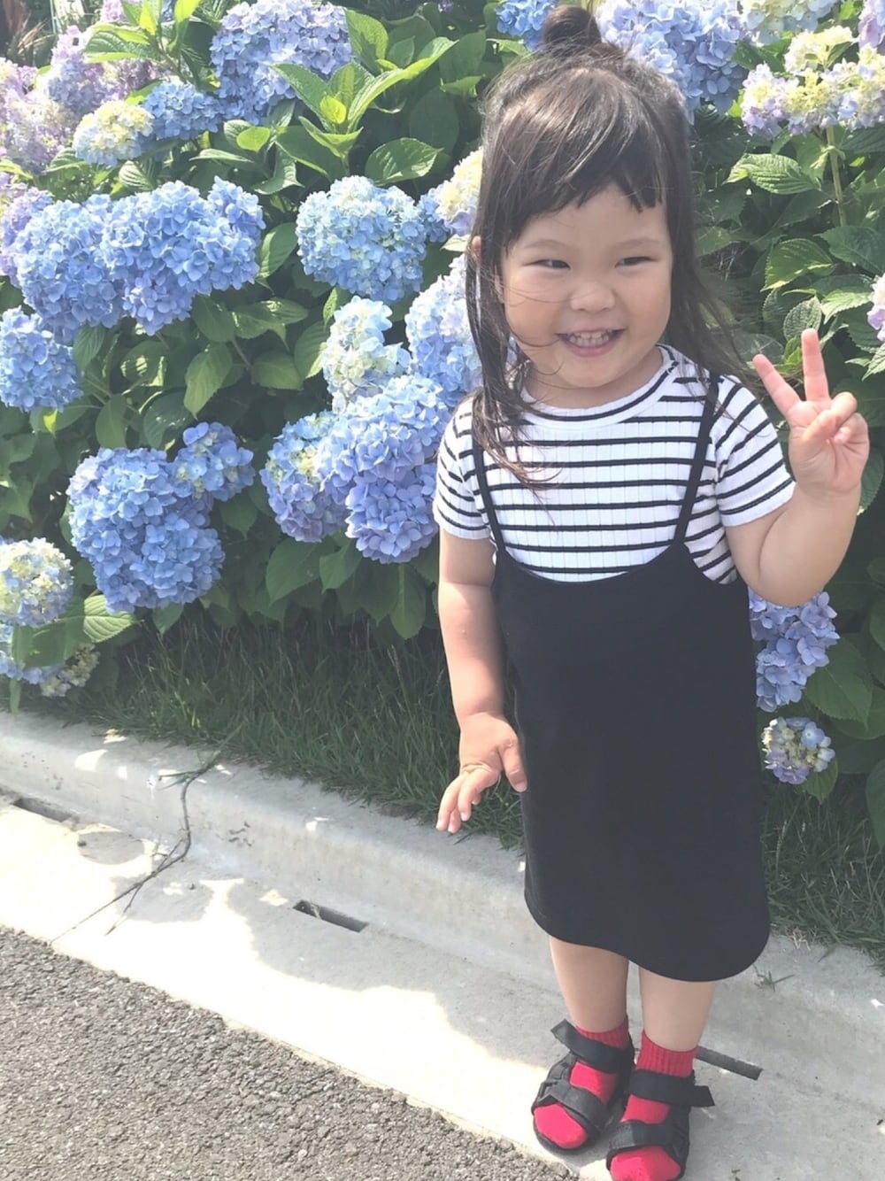 「キッズコーデ、あじさい、キャミワンピ、赤靴下、スポーツサンダル、ボーダートップス、ハーフお団子、3歳、親子コーデ、赤ソックス」｜「BRANSHESのトタンテレコ半袖Tシャツ（Tシャツ/カットソー、ブラック系）」を使った、nachuu☺︎☺︎さん（キッズ・90cm）の夏コーディネートの1枚目の写真