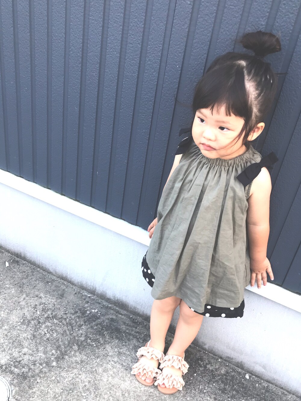「プチプラコーデ、フリルサンダル、ドットパンツ、肩リボン、チュニック、カーキ、Branshes、おだんごヘアー、3歳、キッズコーデ」｜「BRANSHESの肩リボンチュニック（チュニック、グリーン系）」を使った、nachuu☺︎☺︎さん（キッズ・90cm）の夏コーディネートの1枚目の写真