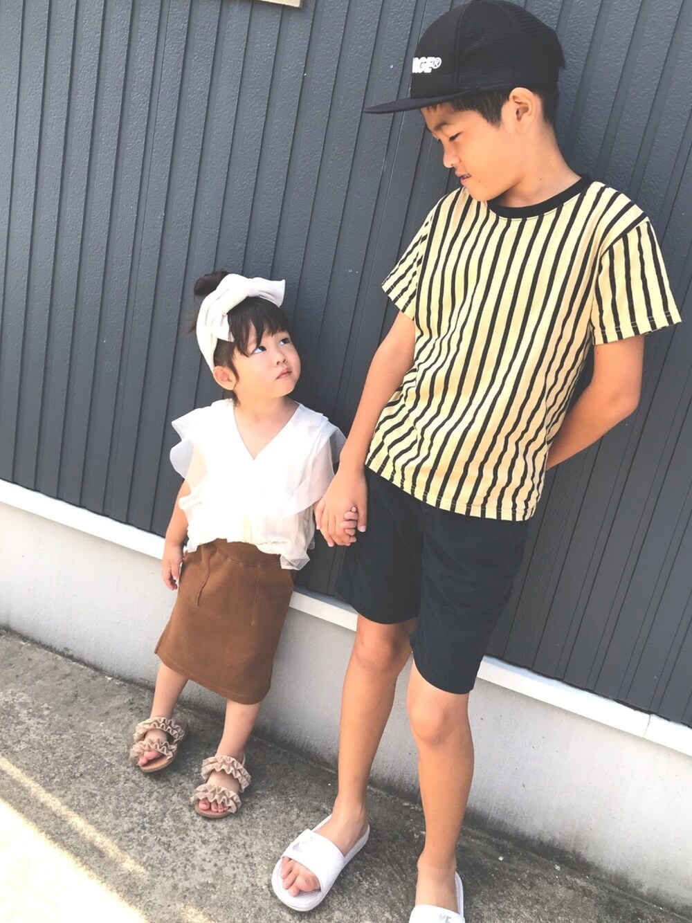 「兄妹コーデ、夏コーデ、スカート、フリルサンダル、フリルトップス、ストライプTシャツ、秋色コーデ、Branshes、キッズファッション」｜「NIKEの【NIKE/ナイキ】BENASSI JUST DO IT(WOMENS)（サンダル、ホワイト系）」を使った、nachuu☺︎☺︎さん（キッズ・100cm）の夏コーディネートの1枚目の写真