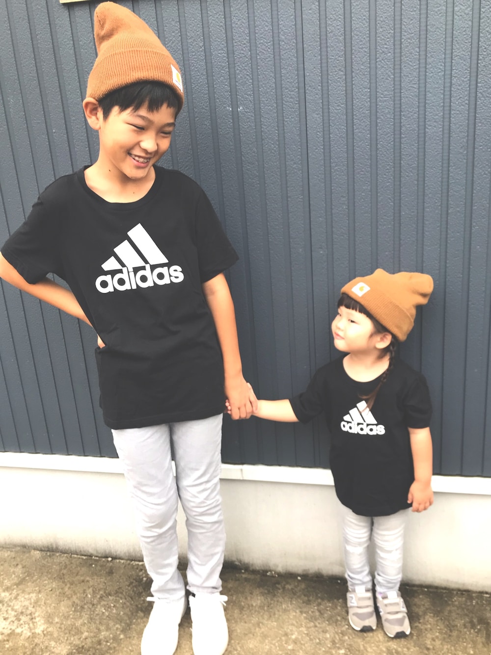 「兄妹コーデ、リンクコーデ、adidasTシャツ、スキニーデニム、carhartt、ニット帽、キッズコーデ、スポーティ、3歳、12歳」｜「CarharttのCARHARTT KNIT CAP ACRYLIC WATCH カーハート ニット帽 カフ アクリル ワッチ（ニットキャップ/ビーニー、ブラウン系）」を使った、nachuu☺︎☺︎さん（キッズ・100cm）の秋コーディネートの1枚目の写真