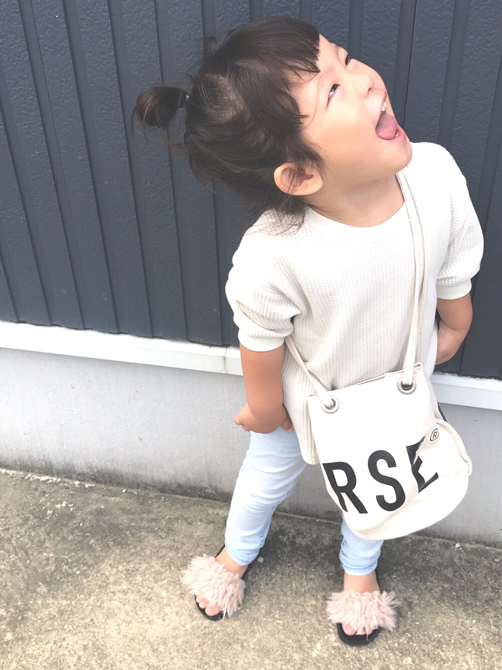 ピンク系のサンダル、ブルー系のデニムパンツ、ホワイト系のTシャツ/カットソーを着用したキッズの秋コーディネートの1枚目の写真