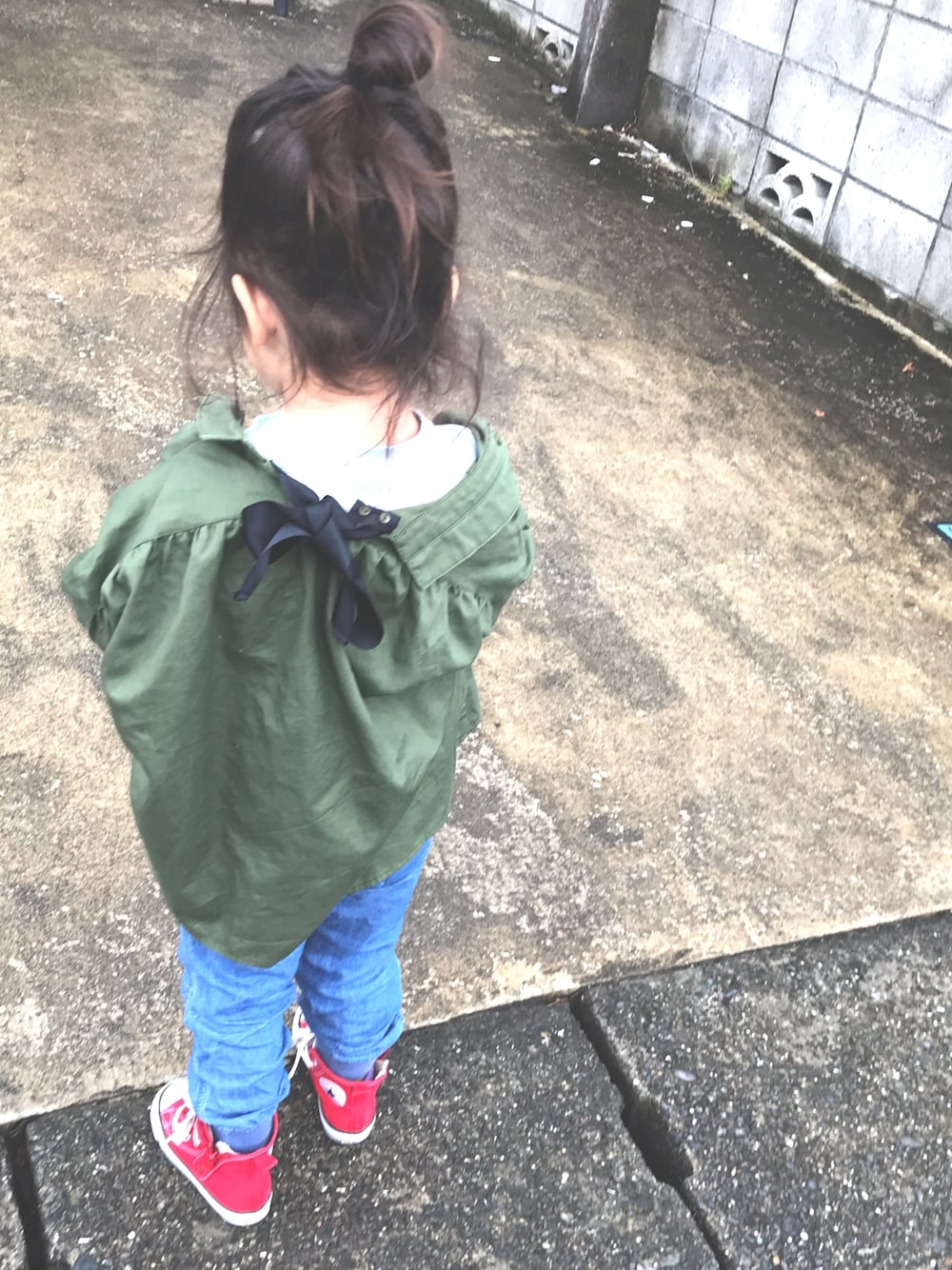 「赤スニーカー、コンバース、オールスター、カーゴパンツ、カーキシャツ、カジュアルコーデ、お団子ヘアー、キッズコーデ、3歳」｜「CONVERSEのCONVERSE / CHILD ALL STAR N Z HI（スニーカー、レッド系）」を使った、nachuu☺︎☺︎さん（キッズ・100cm）の秋コーディネートの1枚目の写真