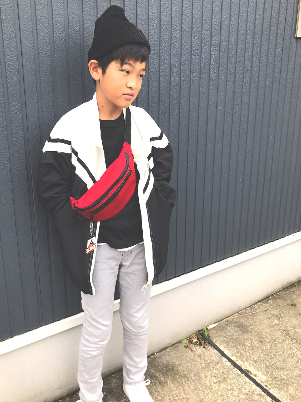 「キッズコーデ、男の子コーデ、白スニーカー、スキニーパンツ、モノトーンコーデ、BREEZE、12歳、小学生、ニット帽、カジュアル」｜「NIKEの【NIKE】Air Force 1 ’07（スニーカー、ホワイト系）」を使った、nachuu☺︎☺︎さん（キッズ・155cm）の秋コーディネートの1枚目の写真