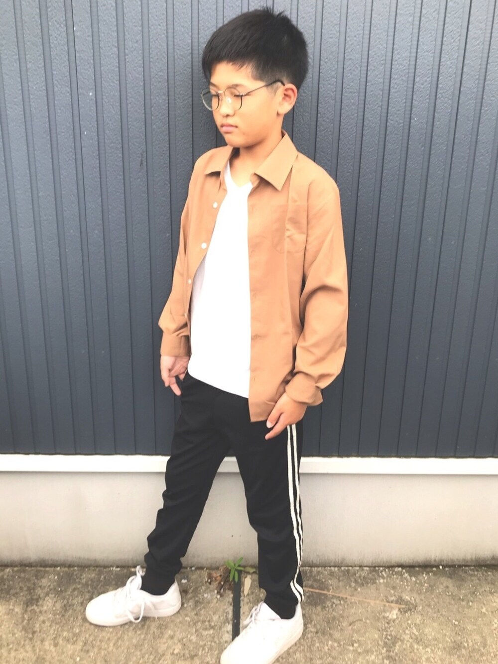「男の子コーデ、ラインパンツ、シャツ、休日スタイル、キャメルシャツ、小学生、12歳、丸メガネ、カジュアルコーデ」｜「NIKEの【NIKE】Air Force 1 ’07（スニーカー、ホワイト系）」を使った、nachuu☺︎☺︎さん（キッズ・155cm）の秋コーディネートの1枚目の写真