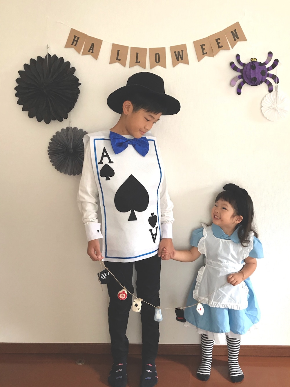 「wearhalloween2019、ふしぎの国のアリス、アリスとトランプ、兄妹コーデ、12歳、3歳、ハロウィン、ハロウィンコーデ」｜「UNIQLOのGIRLS ウルトラストレッチスキニーフィットパンツ（その他パンツ、ブラック系）」を使った、nachuu☺︎☺︎さん（キッズ・100cm）の秋コーディネートの1枚目の写真