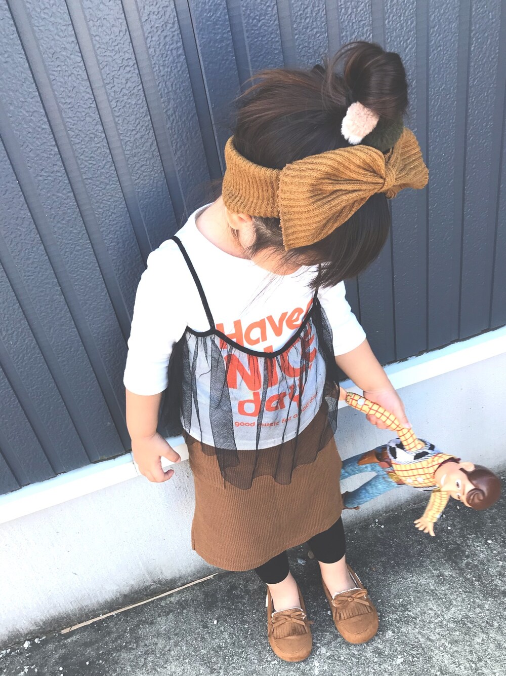 「秋冬コーデ、キッズファッション、モカシンシューズ、3歳、チュールキャミ、GROBAL WORK、おだんごヘアー、女の子コーデ、ペンシルスカート」｜「Birthdayのアイテム（モカシン/デッキシューズ、ブラウン系）」を使った、nachuu☺︎☺︎さん（キッズ・100cm）の秋コーディネートの1枚目の写真