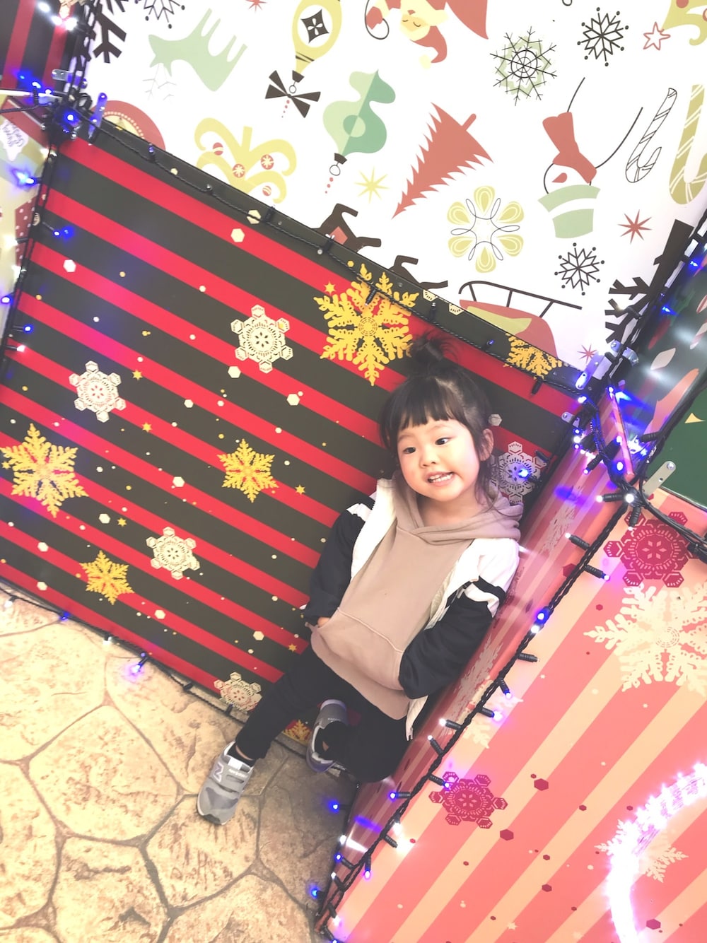 「年末WEAR感謝祭、クリスマス、ボーイッシュ、モノトーン、ニューバランス、パーカー、キッズファッション、3歳、女の子コーデ」｜「BREEZEの切替ウィンドブレーカー(ジュニア)（ナイロンジャケット、ブラック系）」を使った、nachuu☺︎☺︎さん（キッズ・100cm）の冬コーディネートの1枚目の写真
