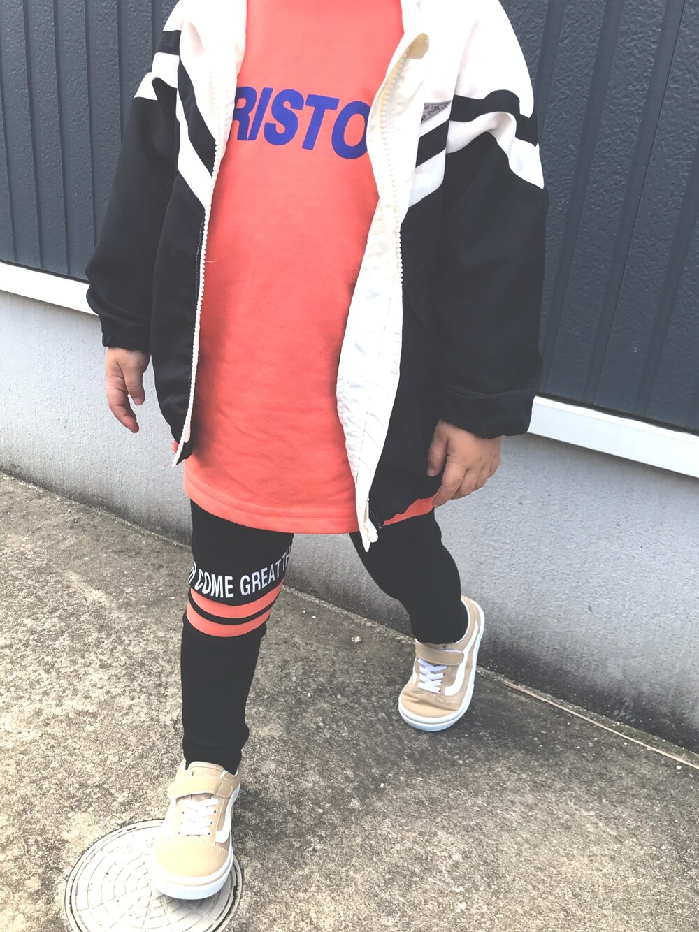 「女の子コーデ、キッズコーデ、韓国子供服、VANS、スポーツミックス、ダンスコーデ、3歳」｜「VANSのVANS ヴァンズ V36CJ　OLD SKOOL(14-22) BEIGE（スニーカー、ベージュ系）」を使った、nachuu☺︎☺︎さん（キッズ・100cm）の冬コーディネートの1枚目の写真