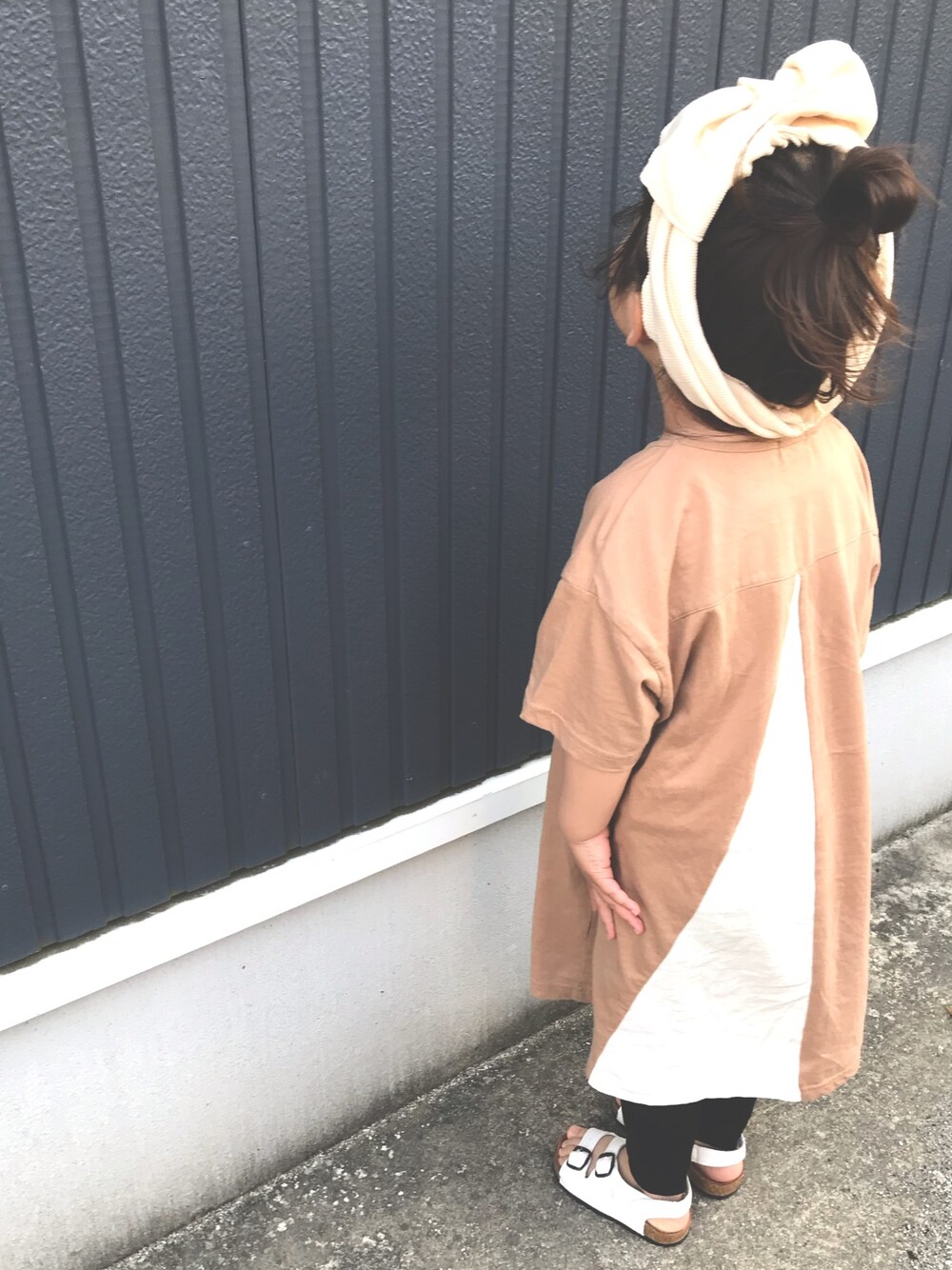 「キッズファッション、切り替えワンピース、ベージュコーデ、ヘアバンド、おだんごヘアー、サンダル、4歳、女の子コーデ、ホワイトベージュ、ラクチンコーデ」｜「Birthdayのアイテム（サンダル、ホワイト系）」を使った、nachuu☺︎☺︎さん（キッズ・100cm）の春コーディネートの1枚目の写真
