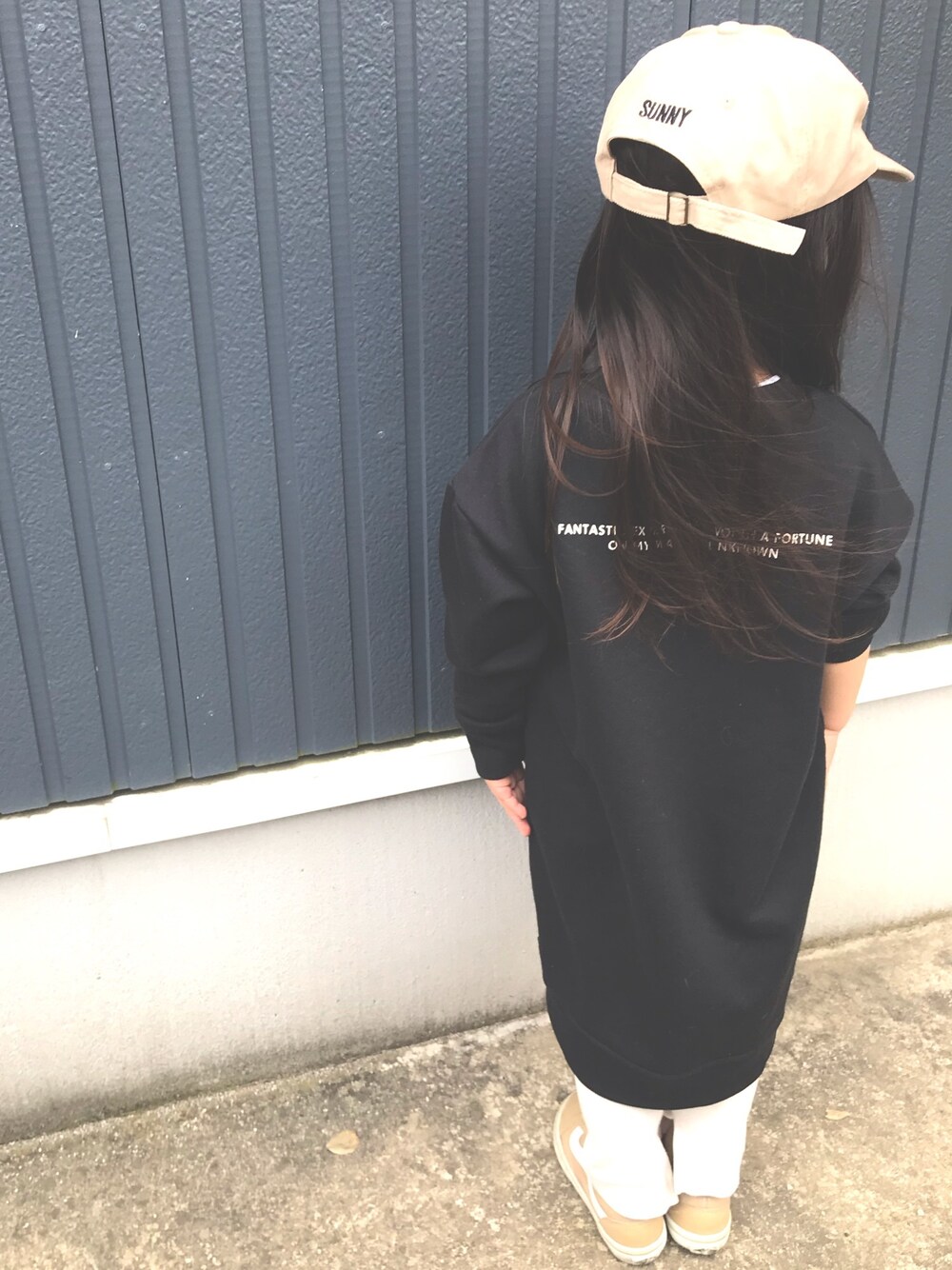 「ベージュキャップ、スウェットワンピース、レギンス、VANS、GROBAL WORK、キッズファッション、ラクチンコーデ、ワントーンコーデ、4歳」｜「VANSのVANS ヴァンズ V36CJ　OLD SKOOL(14-22) BEIGE（スニーカー、ベージュ系）」を使った、nachuu☺︎☺︎さん（キッズ・100cm）の春コーディネートの1枚目の写真