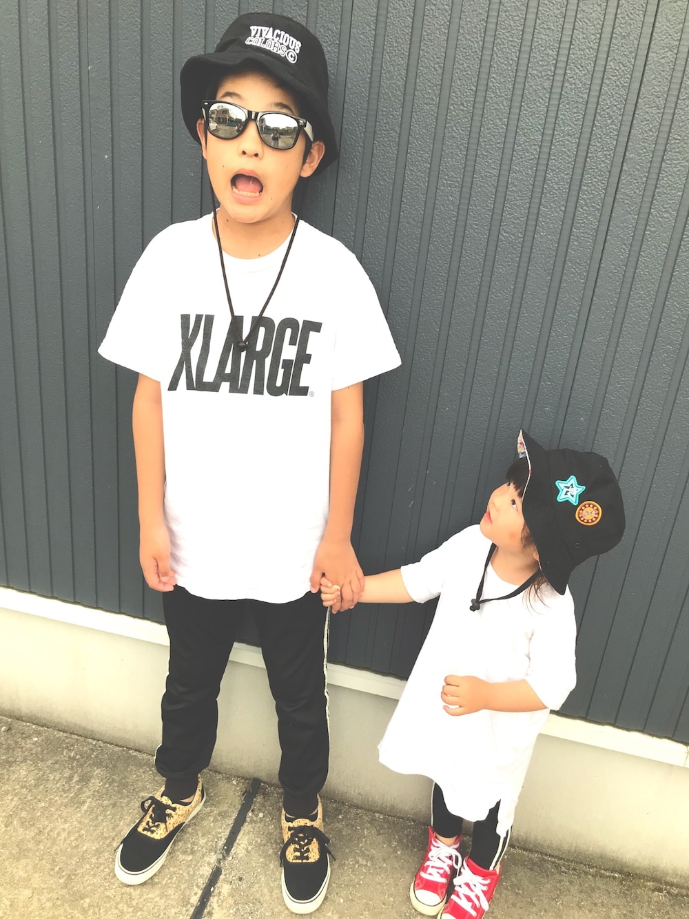 「兄妹コーデ、兄妹リンクコーデ、カジュアルコーデ、スポーツコーデ、夏コーデ、ラインパンツ、サファリハット、白Tシャツ、4歳、12歳」｜「COCOLULUのアイテム（帽子、ブラック系）」を使った、nachuu☺︎☺︎さん（キッズ・100cm）の春コーディネートの1枚目の写真