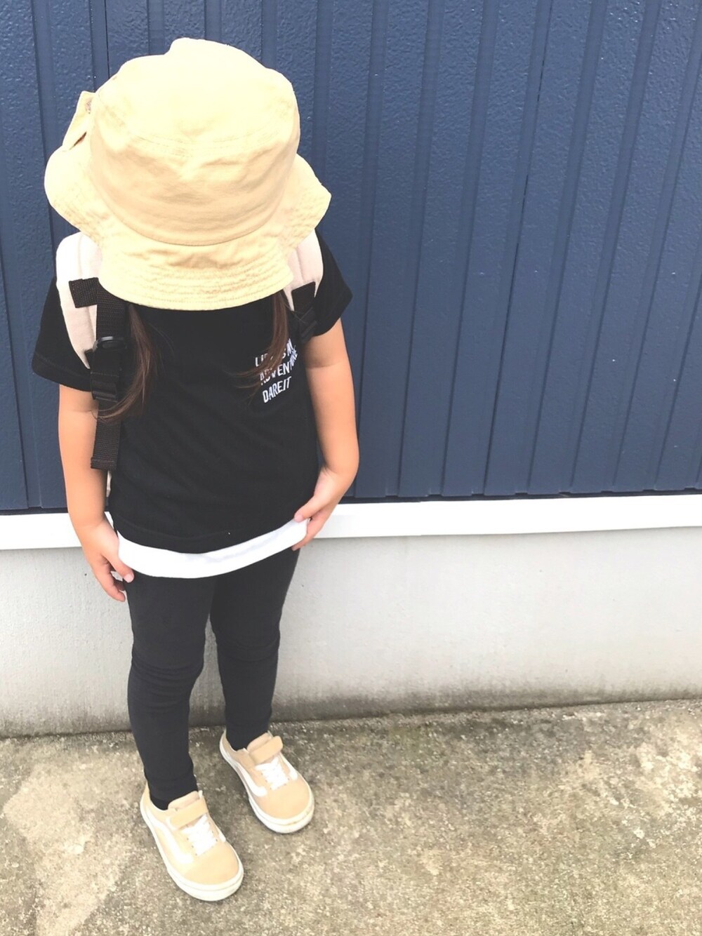 「オールブラック、シンプルコーデ、モノトーン、ハット、VANS、キッズ、4歳、ワントーンコーデ、差し色ベージュ🤘🏻」｜「VANSのVANS ヴァンズ V36CJ　OLD SKOOL(14-22) BEIGE（スニーカー、ベージュ系）」を使った、nachuu☺︎☺︎さん（キッズ・100cm）の秋コーディネートの1枚目の写真
