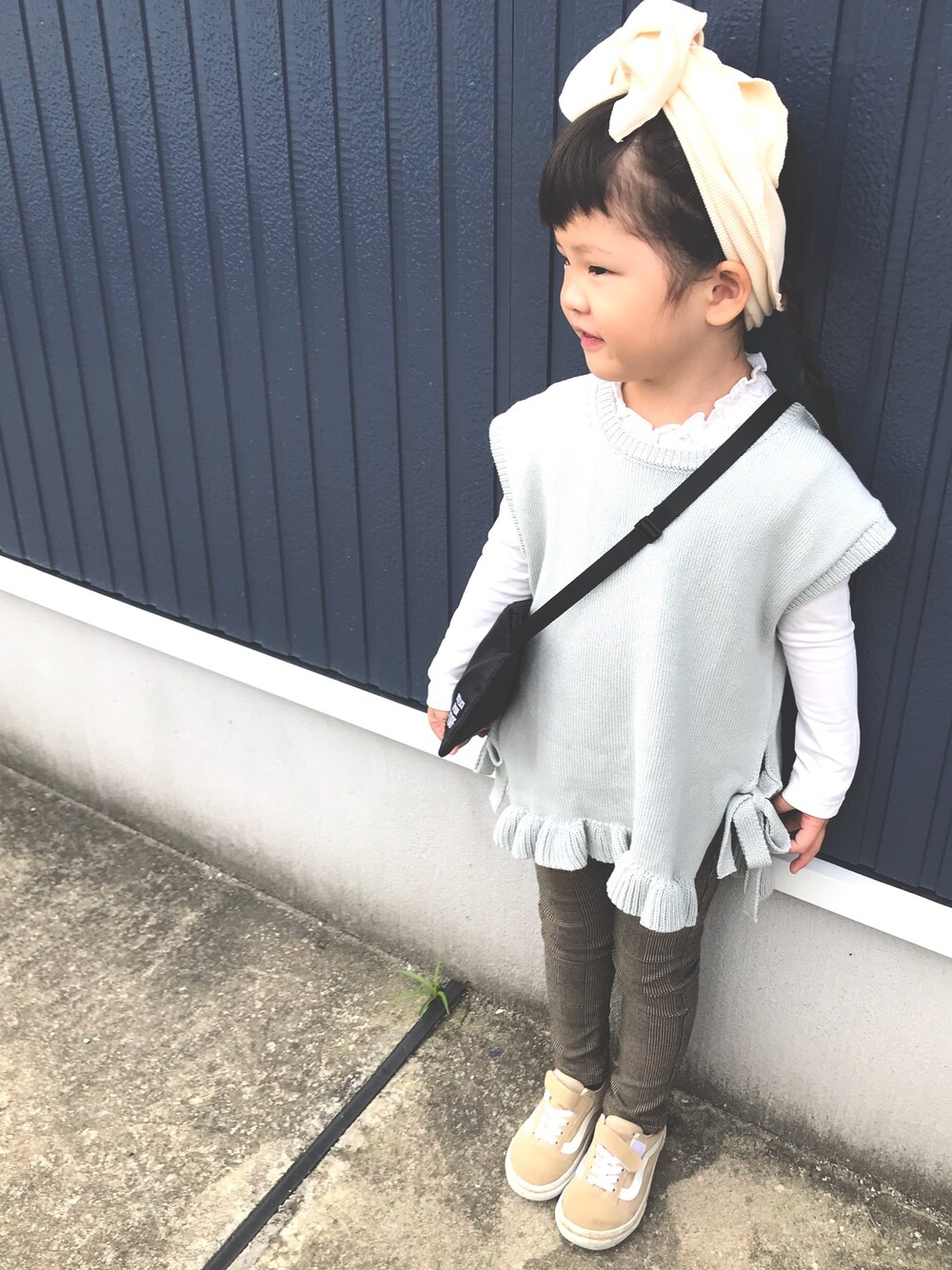 「キッズファッション、秋のコーデ、女の子コーデ、チェックパンツ、ニットベスト、ヘアバンド、4歳、三つ編み、Branshes、VANS」｜「VANSのVANS ヴァンズ V36CJ　OLD SKOOL(14-22) BEIGE（スニーカー、ベージュ系）」を使った、nachuu☺︎☺︎さん（キッズ・100cm）の秋コーディネートの1枚目の写真