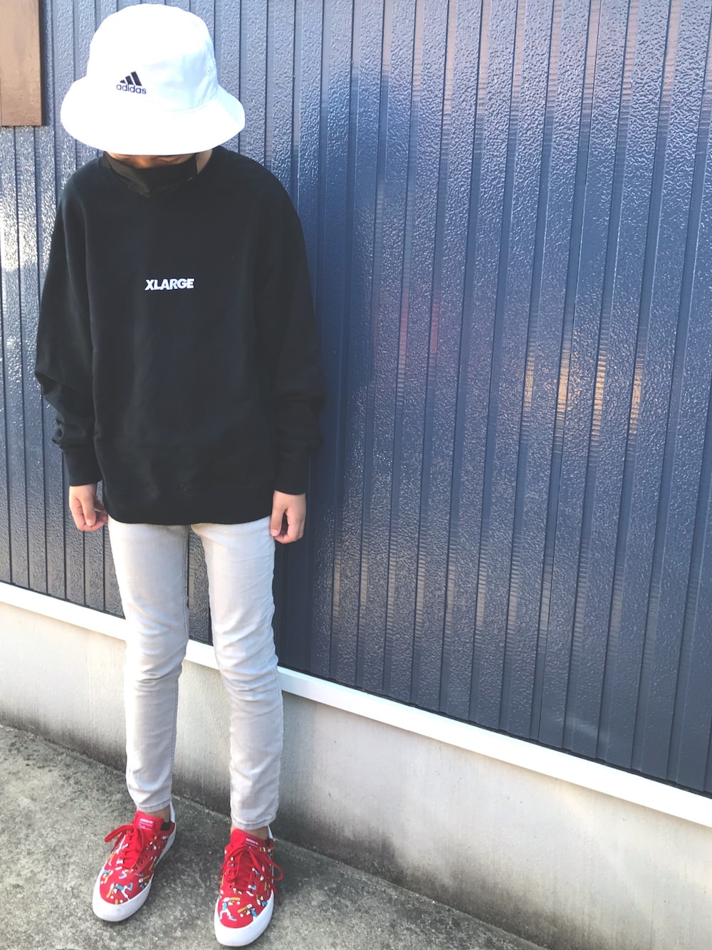 「中学生コーデ、13歳、赤スニーカー、小物はaddidas、addidas、スキニーパンツ、XLARGE、モノトーンコーデ、シンプル、BTS」｜「adidasの3MC × ディズニー スポーツ グーフィー [3MC × Disney Sport Goofy] アディダスオリジナルス（スニーカー、レッド系）」を使った、nachuu☺︎☺︎さん（キッズ・165cm）の冬コーディネートの1枚目の写真