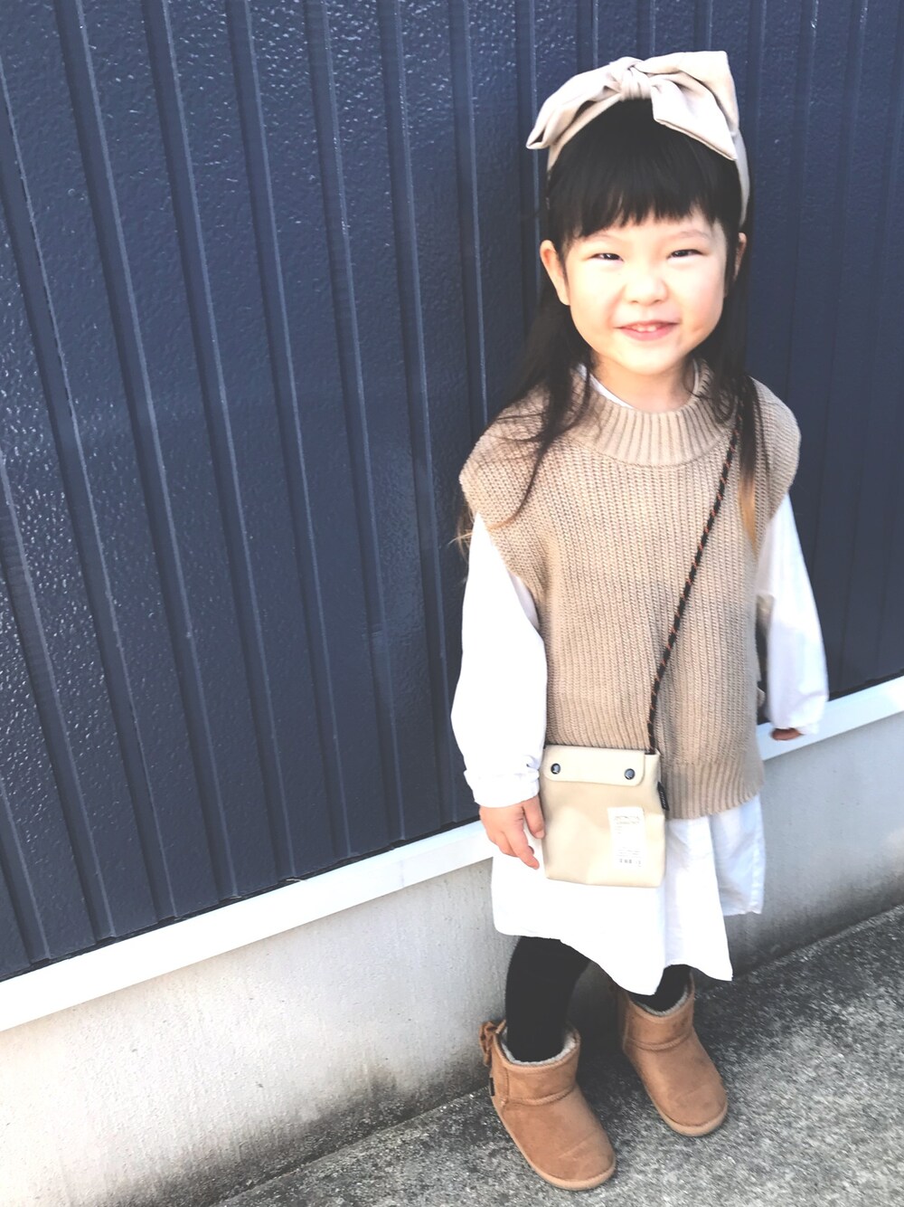 「ムートンブーツ、ベージュコーデ、キッズコーデ、4歳、キッズファッション、ニットベスト、サコッシュ、ベージュ、カチューシャ」｜「Birthdayのアイテム（ブーツ、ブラウン系）」を使った、nachuu☺︎☺︎さん（キッズ・110cm）の冬コーディネートの1枚目の写真