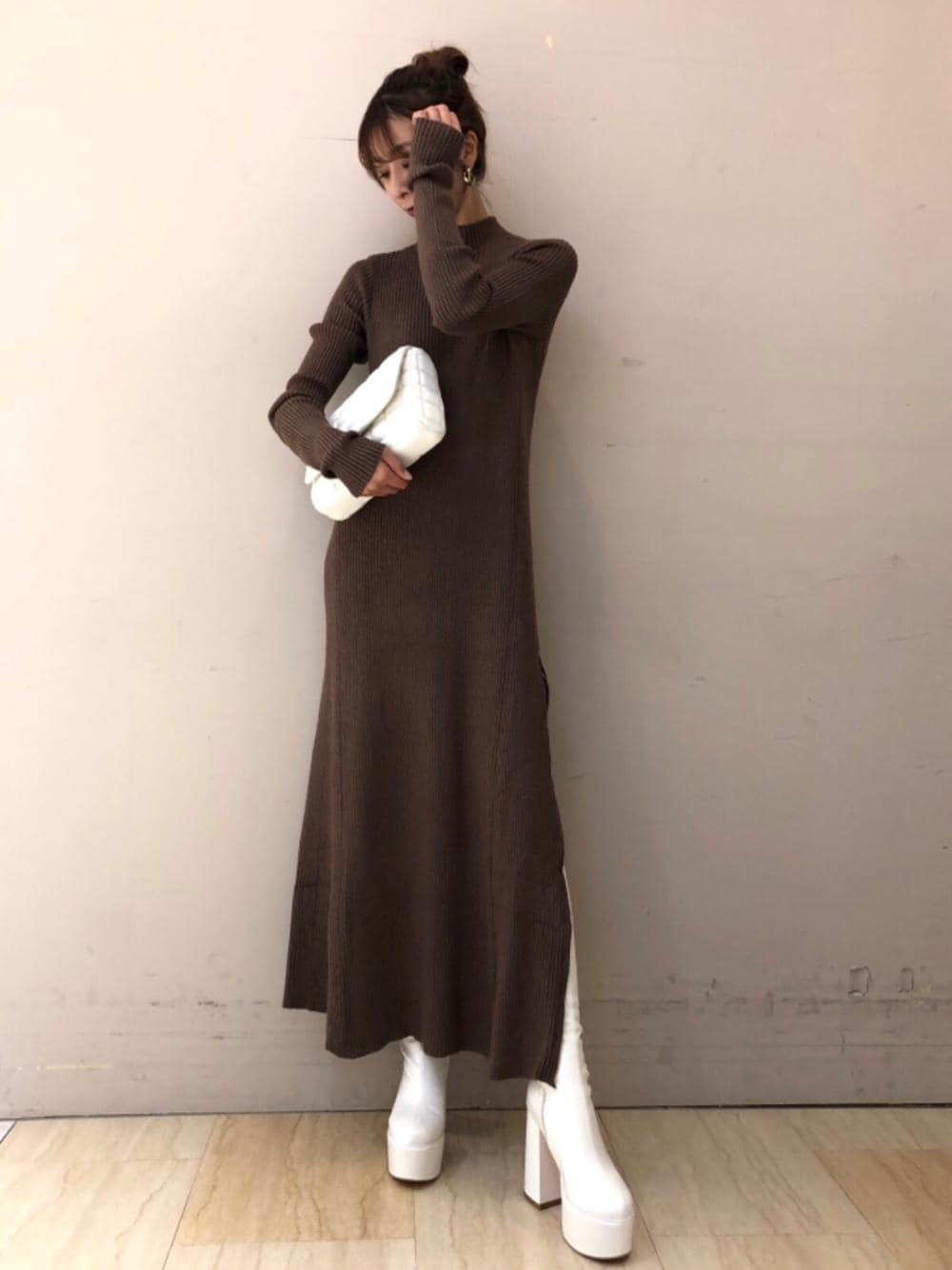 「ニットワンピ、ハイネック、ブラウン、ロングワンピ、スリット、秋🍁コーデ、ニーハイブーツ👢、ロングブーツ👢、ワンピース 、キレイめコーデ😊👍✨」｜「SPIRALGIRLのキルティングパターンショルダーバック（ショルダーバッグ、ホワイト系）」を使った、risaさん（レディース・161cm）の秋コーディネートの1枚目の写真