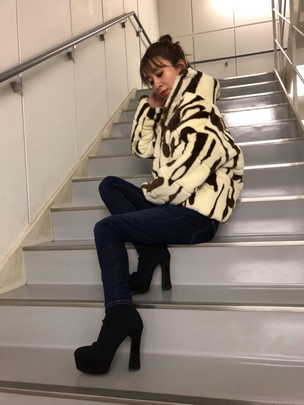 「スキニーパンツ、冬コーデ、ファーコート、アニマル柄、ファージャケット、ハイウエストパンツ、高見え、ソックスブーツ、でにむ、ショートブーツ👢」｜「SPIRALGIRLのハイウエストハイパースキニーデニム（デニムパンツ、ブルー系）」を使った、risaさん（レディース・161cm）の秋コーディネートの1枚目の写真